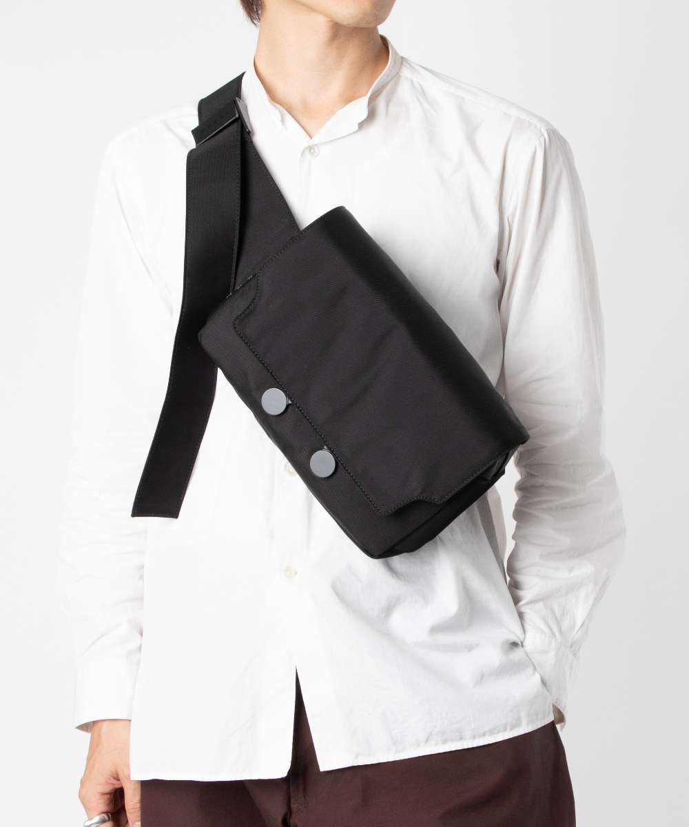 ITEM INFORMATIONマルニ MARNI BUMBAG バムバッグ MUMQ0023A0 P8184 メンズ ウエストバッグ 商品内容1994年に大手メゾンの革部門も手掛けるCiwiFurs社のビジネスのひとつとして立ち上げられ、初めは毛皮と革製品のみのアイテムでスタート。スイス人女性デザイナーであるコンスエロ・カスティリオーニは夫の会社であるCiwiFursのファッションコンサルタントとしてその実力を発揮。自分の本当に来たい服を自分で作りたいという思いから、マルニというブランドを立ち上げます。ブランドマルニアイテムメンズ>バッグ>ウエストバッグ型番MUMQ0023A0 P8184カラーBLACK / ブラック / 00N99サイズ本体サイズ ： 縦幅22cm 横幅27cm 厚5.5cm ショルダー(長さ)：133cm素材本体：ポリアミドナイロン100%裏地：カーフレザー、ナイロンメタリックパーツ：プラスチック、ポリアミドナイロン、真鍮スペック開閉様式：マグネット式外部様式：ファスナーポケット×1内部様式：オープンポケット×1付属品生産国イタリア備考※こちらの商品は並行輸入品でございます。※当社では、スタジオでストロボを使用して撮影しております。また、お客様のモニターを通してご覧になって頂いている為、実物を蛍光灯や自然光の下でご覧になった場合と色味が異なる場合がありますので、ご理解の上ご購入頂きますようお願い致します。※付属品の内容や有無は、入荷時期や仕様変更等で異なることがございます。※製造・入荷時期、カラーごとに生産国が多岐にわたる場合がございます。予めご了承ください。※稀に商品の保存箱・袋に破損（へこみ、汚れ等）などが見られる場合がございますが、商品本体に異常が無ければ、返品交換・キャンセル等はお受けしておりませんので、ご了承ください。&nbsp;&nbsp;&nbsp;&nbsp;マルニ/MARNIウエストバッグBUMBAG バムバッグBLACK / ブラック / 00N99 性別素材本体：ポリアミドナイロン100%裏地：カーフレザー、ナイロンメタリックパーツ：プラスチック、ポリアミドナイロン、真鍮SIZE本体サイズ ： 縦幅22cm 横幅27cm 厚5.5cm ショルダー(長さ)：133cm