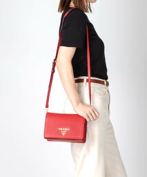 プラダ　ポシェット プラダ PRADA 1BD102 2BBE F0011 ショルダーバッグ レディース バッグ ポシェット クロスボディ 斜め掛け レザー ポーチ 肩掛け 軽量 お出掛け ブランドロゴ 鞄 プレゼント ギフト シンプル 誕生日 記念 お祝い レッド