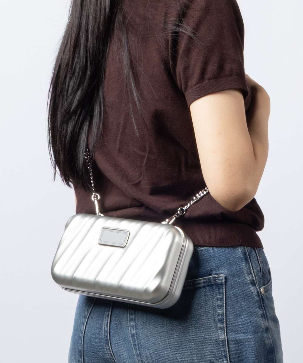 ITEM INFORMATIONトゥミ TUMI 19 DEGREE ALUMINUM 19 ディグリー アルミニウム 148635 レディース クラッチバックブランドトゥミアイテムレディース>バッグ>クラッチバック型番148635 カラーSILVER / シルバー / 1776サイズ本体サイズ ： 縦幅20.5cm 横幅11.5cm 厚6.5cm 重さ：725g素材本体：アルミニウムスペック2種類のショルダーストラップ(レザー＆チェーン)ショルダーストラップ取り付け金具の収納可開閉様式：フレーム式外部様式：レザー製カードポケット、オープンポケット、マグネット式ファスナーポケット(取り外し可)内部様式：2種類のショルダーストラップ(取り外し可)付属品生産国イタリア備考※こちらの商品は並行輸入品でございます。※当社では、スタジオでストロボを使用して撮影しております。また、お客様のモニターを通してご覧になって頂いている為、実物を蛍光灯や自然光の下でご覧になった場合と色味が異なる場合がありますので、ご理解の上ご購入頂きますようお願い致します。※付属品の内容や有無は、入荷時期や仕様変更等で異なることがございます。※製造・入荷時期、カラーごとに生産国が多岐にわたる場合がございます。予めご了承ください。※稀に商品の保存箱・袋に破損（へこみ、汚れ等）などが見られる場合がございますが、商品本体に異常が無ければ、返品交換・キャンセル等はお受けしておりませんので、ご了承ください。&nbsp;&nbsp;&nbsp;&nbsp;トゥミ/TUMIクラッチバック19 DEGREE ALUMINUM 19 ディグリー アルミニウムSILVER / シルバー / 1776 性別素材本体：アルミニウムSIZE本体サイズ ： 縦幅20.5cm 横幅11.5cm 厚6.5cm 重さ：725g