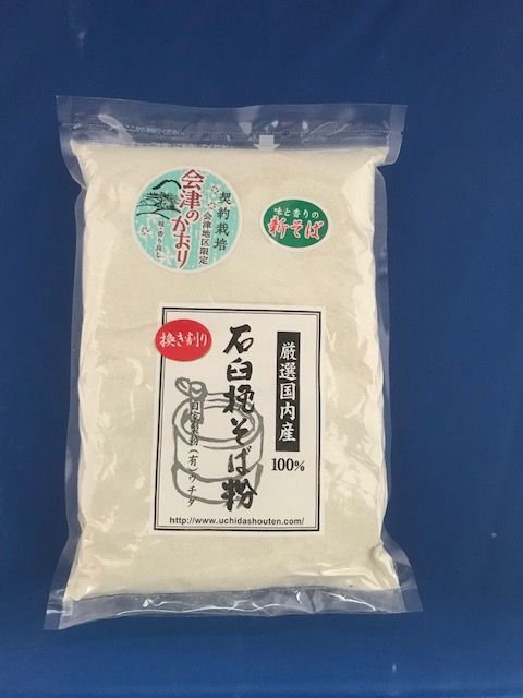 ☆会津下郷産・在来種から育成・選抜され誕生した『会津のかおり』は、味・香りの食味に優れ『ルチン』が多く含まれているという特徴があります。 色調は丸抜き石臼挽き粉に比べ濃いめ、甘皮・ホシが入る麺帯になります。風味の強さと、打ちやすさのバランスの良さが特徴です。せいろそばがおすすめです!! 商品詳細 内容量 1kg 原材料 5年産喜多方産(旧山都町)会津のかおり 製粉方法 挽き割り（割りヌキ）からの石臼挽き ふるい 30メッシュ 保存方法 高温・高湿・直射日光を避け、冷暗所で保管してください　夏期は冷蔵保存　 賞味期限 四ヶ月　夏期は冷蔵保存で開封後はなるべくお早めにお召し上がりください挽き割りとは？ ★丸抜き・・・・・・・・・・・・・・そば殻を完全に取り除いたもの（そば殻は入らない） ★挽き割り・・・・・・・・・・・・・粉砕機で挽き割るため一枚殻が残る。（そば殻が残る） そのため挽き割り粉は、そば殻が少量入る製粉の為、絶妙な色合い・食感・味を生み出します。 また、ホシが麺帯に出て、見た目のそばらしさも生まれます。 色調は丸抜き粉に比べ濃いめですが、風味の強さと、のど越しの良さ、打ちやすさのバランスの良さが特徴です。 ホシが適度に入り、風味豊かなそばが出来上がります。