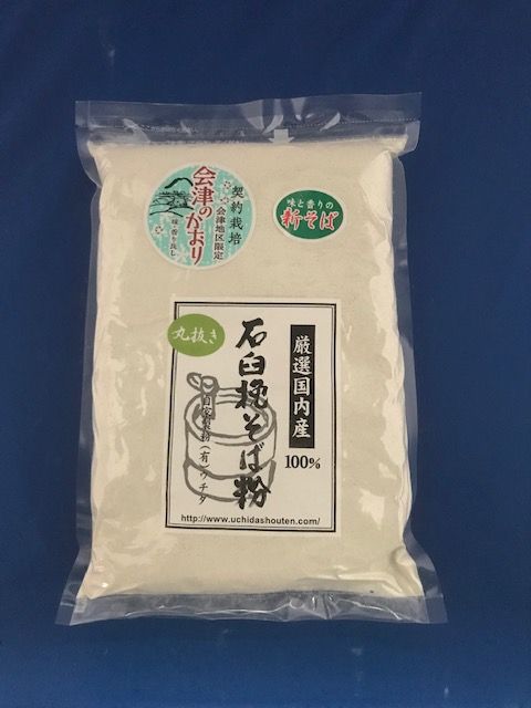 ☆会津下郷産・在来種から育成・選抜され誕生した『会津のかおり』は、味・香りの食味に優れ『ルチン』が多く含まれているという特徴があります。 そば殻（外皮）を完全に取り除いた丸抜きからの製粉で、色調は白め、細挽き50メッシュで粘りがあり打ちやす...