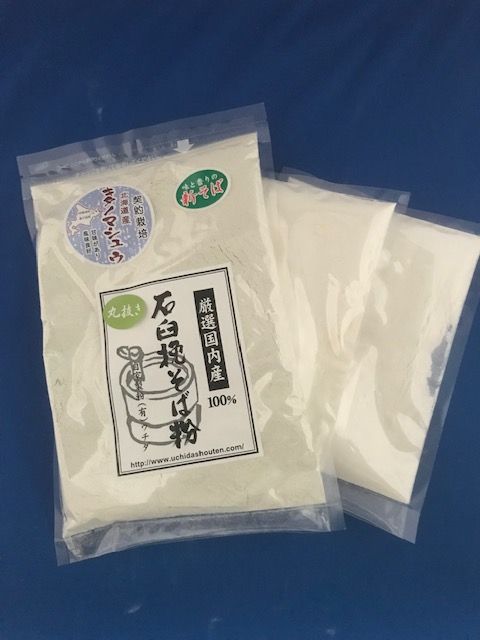 商品詳細 内容量 そば粉400g　つなぎ粉100g　打粉120g 原材料 令和5年北海道摩周産（中標津・弟子屈）玄そばキタミツキ 製粉方法 丸抜きからの石臼挽き ふるい 50メッシュ 保存方法 高温・高湿・直射日光を避け、冷暗所で保管してください　夏期は冷蔵保存　 賞味期限 四ヶ月　夏期は冷蔵保存で開封後はなるべくお早めにお召し上がりください色調に冴え、のど越しの良い上品なそばに!! 令和5年北海道産新そば粉で、そば打ちは如何でしょうか？ 北海道新品種【キタミツキ】は、現在の北海道産の主力品種【キタワセ】に変わる品種として開発されました。機能性成分であるルチンの含有量が高く、良食味で製麺性に優れるという特徴があります。 今後の北海道を担う期待の品種です！ 国産最高級石臼挽きそば粉と、つなぎ粉、打粉の二八そば用使い切りお試しセットです。 そば粉とつなぎ粉を混ぜて粉合計500g、加水の水(約250g)を加え、生蕎麦にして約750gになります。 そば店の一人前が約150g〜180gですので、約4〜5人前の蕎麦が出来上がります。 製麺性に優れる（粘りがあり打ちやすい）キタミツキをセレクト。 そば殻を完全に取り除いた丸抜きからの製粉のため、不純物が入らず初心者の方でも打ちやすいそば粉です。 もちろん十割でも打てますよ♪ ・加水率の目安・・・約45〜50％　約260gの水を用意してください。全量は使いません。 ※新そばは加水率が低めですが、季節や打ち場・環境などにより変化します。冬季は乾燥しているため加水率が高めです。 ※こちらの商品は、全国送料無料です。 北海道、九州、四国、沖縄のお客様は設定上、送料が表示されますが、後ほど店舗より送料0円と表示されたご注文確認メールが届きます。