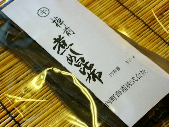 商品説明 名称 棹前昆布 内容量 50g 賞味期限 製造日より約1年 保存方法 直射日光を避けて常温で保存して下さい。 ※栄養成分表示　100gあたり　エネルギー　140kcal　たんぱく質　8.2g　脂質　1.5g　炭水化物　58.4g　食塩相当量　7.5g（推定値）メール便(ポスト投函）でのお届けになりますので日時の指定はできません。 商品の発送より約3〜4日でお届けできます。