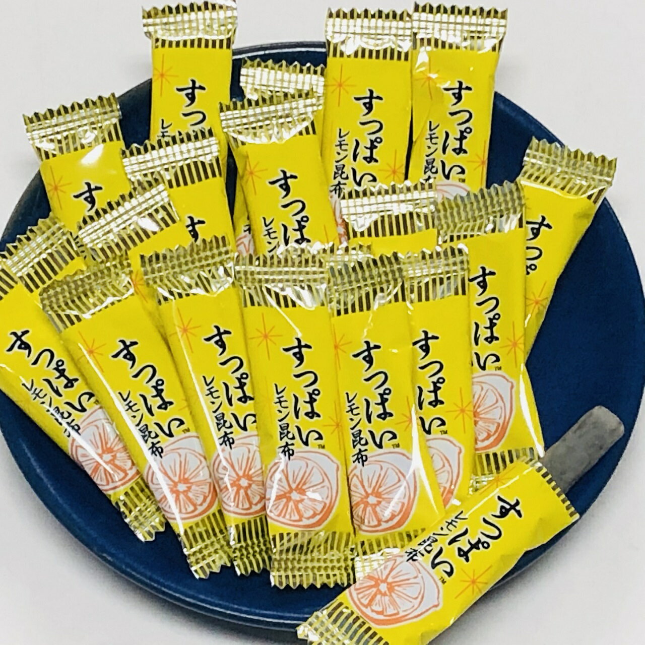 【送料無料】 すっぱいレモン昆布 80g 北海道産の昆布に爽快なレモンを利かせました 【smtb-ms】