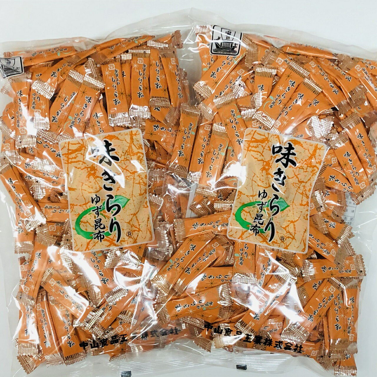 商品説明 名称 昆布製品 品名 味きらり 原材料名 昆布（北海道産）、砂糖、醗酵風調味液、還元水飴、柚子粉、ゆず果汁、香辛料／ソルビット、調味料（アミノ酸等）、酸味料、カラメル色素、増粘剤（グァー）、環状オリゴ糖 内容量 1kg（500g×2袋） 賞味期限 製造日より12ヶ月 保存方法 直射日光、高温多湿を避けて常温で保存して下さい。 昆布の表面に付着している白い粉はカビではありません。 環状オリゴ糖です。安心してお召し上がり下さい。 栄養成分表（100g） エネルギー 342kcal たんぱく質 4．9g 脂質 0．6g 炭水化物 79．3g ナトリウム 1700mg （食塩相当量） 4．3g カルシウム 72mg リン 33mg 鉄 4．4mg