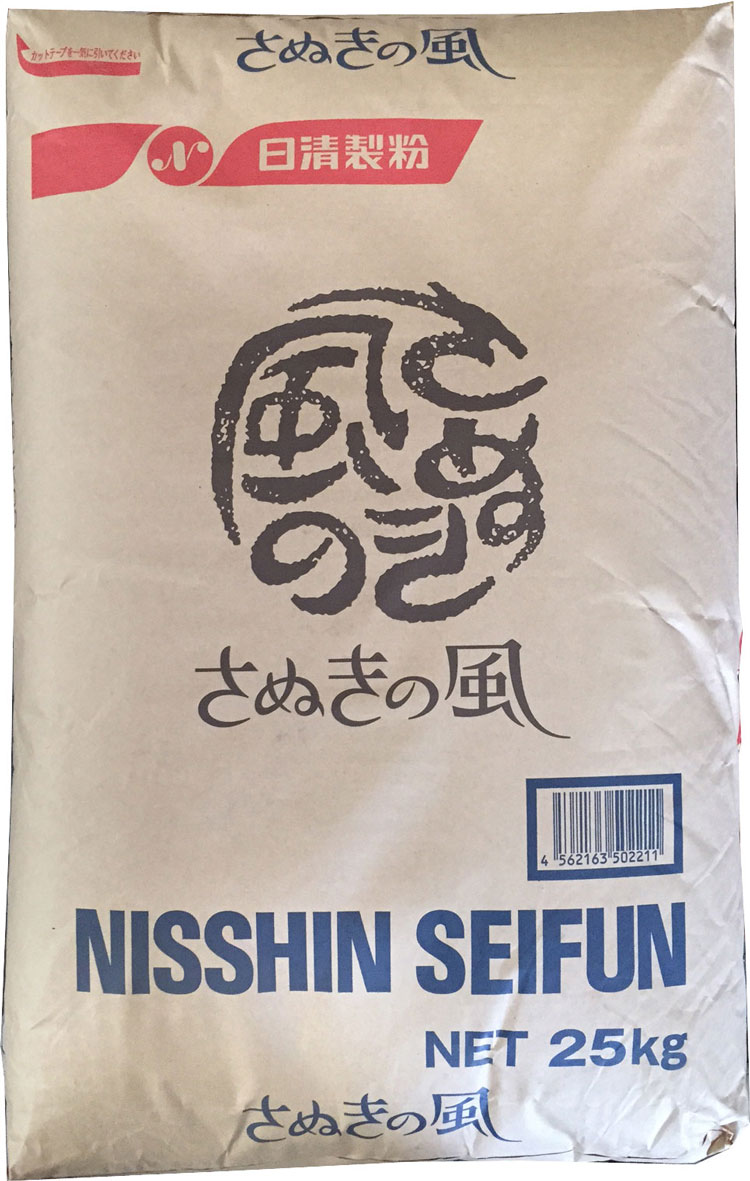 うどん専門店様御用達小麦粉です。 口あたりのいい、ソフトな食感の中にしなやかなコシ。時代が求める”もちもち感”のあるうどんが作れます。 もちもち食感の黄金率。讃岐うどん専用粉です。 80余年にわたり讃岐うどんのための小麦粉を製造してきた日清製粉坂出工場から、新世代の讃岐うどん専用小麦粉が誕生しました。 ”もちもち感”と国内産小麦ならではの品質をお届けします。 [標準値]灰分0.34%、粗蛋白9.3% うどん玉が約300食出来ます。 打ち粉には打粉でん粉二番(加工でんぷん)がおすすめです。商品詳細名称日清製粉 うどん粉 さぬきの風 25kg(約300食分)原材料小麦粉内容量25kg賞味期限約6ヶ月製造者・販売者製造者：日清製粉株式会社所在地：東京都千代田区神田錦町一丁目25番地販売者：有限会社岡坂商店→こだわり讃岐うどんの作り方（レシピ）＜評判のうどん粉・小麦粉・お取り寄せ・通販の岡坂商店＞うどん専門店様御用達小麦粉です。日清製粉 うどん粉 さぬきの風 25kg(約300食分)