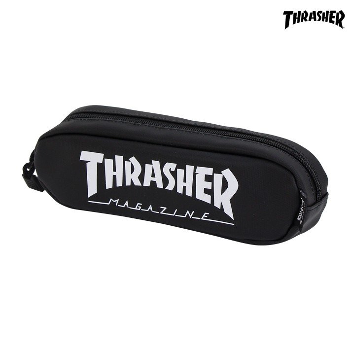 ■THRASHER　スラッシャー　コラボ ■スラッシャーのおしゃれでかっこいいペンケース 必要なものが入ってバッグの中でかさばらないサイズ！ シンプルでスタイリッシュなデザインがかっこいい 【メーカー】サカモト 【商品名】THRASHER　スラッシャー 　　　　　ペンポーチS　White 【品番】74605101 【サイズ】約W220×H70×D50mm 【素材】綿、PVCラミネート、ポリエステル