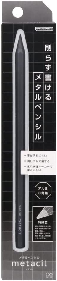 ■メタルペンシル 特殊合金芯でアルミボディの8角軸です。筆記時に紙との摩擦で生じる黒鉛と合金の粒子が紙に付着することで筆跡となります。芯の摩耗が著しく少ないため、削ることなく長い時間書き続けることができます。筆記可能距離は16km程度、濃さは2H鉛筆相当です。 ■削る手間なく書き続けられる 芯の摩耗が著しく少なく、削らなくても長い時間書き続けることができます。筆記に集中できるため、速書きなどにも最適です。 ■消しゴムで消せる 芯は合金素材でできておりますが、通常の鉛筆のように一般的な消しゴムで消すことができます。 ■滲まず、水彩画などの下書きにも最適 水や水性マーカーなどで滲まないため、水彩画やイラストの下書き用としても最適です。一般的な鉛筆のように消しゴムで消すことができます。 【メーカー】サンスター文具 【商品名】メタルペンシル 　　　　　メタシル metacill 【カラー】メタリックグレー 【サイズ】W7.8×H160×D7.8mm 【重量】14g 【材質】アルミニウム・特殊黒鉛・銅