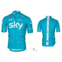 CASTELLI(カステリ) Team SKY 7075 PODIO 半袖ジャージ スカイブルー名だたるプロチームをサポートし、その長年のフィードバックもあり他社を寄せ付けない高い機能性を持つウェアを作り続けてきたイタリアの名門castelli(カステリ)。そんなカステリが、遂に最強チーム TEAM SKY をサポートします。■吸湿性に優れたProsecco GT採用■Prosecco Airストレッチサイドパネルで涼しさキープ■開閉の楽なYKK Vislon ジッパー搭載■非対称の襟でジッパーが首に直接あたるのを防ぎます。■腰まわりがフィットするようポケットの位置を刷新■素材：ポリエステル93%、エラスタン(ポリウレタン)7%■参考重量：122g(Lサイズ:カタログ値) フロントスタイル リアスタイル MEN (UNISEX) cm サイズ S M L XL XXL チェスト 92 96 100 105 110 ウェスト 80 84 88 93 96 ヒップ 94 98 102 107 112 股下 82 83 84 85 86 ご注文の前にご確認ください表示されている在庫情報については、実際の在庫情報と連動しておりません。ご注文頂きましたら、弊社および仕入先の在庫を確認いたしまして、メールにてご連絡させて頂きます。廃盤や欠品・納期未定などの理由により、ご注文をキャンセルさせていただく場合がございます。商品のカラーはディスプレイ環境により実物と異なって見える場合がございます。掲載商品の仕様、ロゴ等のデザインはランニングチェンジ等により予告なく変更になる場合があります。ご利用ガイドの内容をご覧いただき、ご了承頂いた上で ご注文をお願い致します。&nbsp;&nbsp;