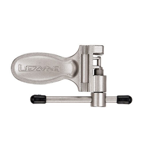 LEZYNE(レザイン) CHAIN DRIVE8/9/10/11スピードのチェーンに対応。 スチール製のボディはCNC加工で製作、交換可能なピン（予備のピンを一つ付属）は硬化スチールでできている。 Mavicスプラインレンチ2つとスクエアスポークレンチ2つがボディに一体となっている。11スピードはシマノのみ対応。8/9/10/11スピード対応　 ※11スピードはSHIMANOのみ対応 MAVICスプラインレンチ×2 スクエアスポークレンチ×2 重量: 93g色: SILVER ご注文の前にご確認ください表示されている在庫情報については、実際の在庫情報と連動しておりません。ご注文頂きましたら、弊社および仕入先の在庫を確認いたしまして、メールにてご連絡させて頂きます。廃盤や欠品・納期未定などの理由により、ご注文をキャンセルさせていただく場合がございます。商品のカラーはディスプレイ環境により実物と異なって見える場合がございます。掲載商品の仕様、ロゴ等のデザインはランニングチェンジ等により予告なく変更になる場合があります。ご利用ガイドの内容をご覧いただき、ご了承頂いた上で ご注文をお願い致します。&nbsp;&nbsp;