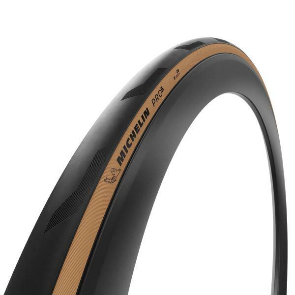 MICHELIN (ミシュラン) PRO5 TLR (プロ5 チューブレスレディ) チューブレスタイヤ PRO4 ENDURANCEから転がり抵抗を向上し、気密性にも優れたチューブレスレディーモデル。 新たなトレッドパターンとGum-Xコンパウンドを採用した安心のグリップ力。 ロングライドを中心に幅広い用途に適したタイヤです。 カラー：クラシック サイズ：700×28C、700×30C、700×32C ケーシング密度：3×120tpi 折りたたみ可 適合リム幅：16-23mm(700×28C)、17-25mm(700×30C、700×32C) 平均重量：320g(700×28C)、330g(700×30C)、360g(700×32C) ご注文の前にご確認ください。 表示されている在庫情報については、実際の在庫情報と連動しておりません。 ご注文頂きましたら、弊社および仕入先の在庫を確認いたしまして、メールにてご連絡させて頂きます。 廃盤や欠品・納期未定などの理由により、ご注文をキャンセルさせていただく場合がございます。 商品のカラーはディスプレイ環境により実物と異なって見える場合がございます。 掲載商品の仕様、ロゴ等のデザインはランニングチェンジ等により予告なく変更になる場合があります。 ご利用規約の内容をご覧いただき、ご了承頂いた上でご注文をお願い致します。