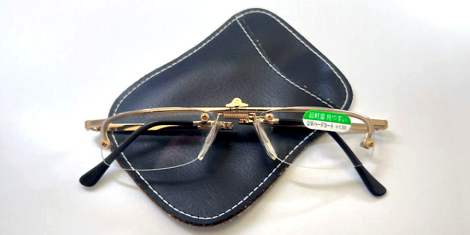 フレームカラー：ゴールド レンズ：クリア ケース付き 度数：+1.50，+2.00，+2.50，+3.00の4段階　