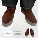 【商品について】 サンダース SANDERS #7995PSS 別注品 LO－TOP PLAIN GIBSON SHOE の紹介です。 深いクレープソールは驚異的なクッション性を発揮し、まるで雲の上を歩いているような気分にさせてくれます。 フルレザーの裏地などのプレミアム素材で作られたこの靴は、一流の品質を保証します。 時代を超越した無地のギブソンデザインと、JOLELラストとFフィッティングの優れたフィット感が組み合わさったこの靴は、一年中着用するための必需品となっています。 この特別な靴で最高の快適さを楽しみながら、あなたのスタイルを高めてください。 【サイズ】 UK7(25.5cm) UK7.5(26cm) UK8(26.5cm) UK8.5(27cm) UK9(27.5cm) UK9.5(28cm) ※通常のサイズより、ハーフサイズ上をお勧め致します。 【品質】 アッパー：スウェード ソール：ラバー 【生産国】 MADE IN ENGLAND / イギリス製 ※天然皮革の為、革全体に小傷・小皺・若干の擦れや左右での微細な仕上がり具合の違い等、製造工程での微量のボンド汚れ等がある場合があります。これらは避けられないものです。以上を予めご理解の上お買い求め下さい。 ※商品のカラーは、モニターの性質上実際の色と異なって見える場合があります。予めご了承ください。 ※実店舗と在庫を共有しておりますので、在庫の状態がシステム上、在庫有りの状態でご注文をお受けしましても行き違い等で完売となる場合がございます事を予めご了承下さい。SANDERS #7995PSS LO－TOP PLAIN GIBSON SHOE POLO SNUFF SUEDEサンダース 別注品 Fワイズ 最高の快適さを楽しみながら、あなたのスタイルを高める【SANDERS サンダース】のプレーンギブソン サンダース SANDERS #7995PSS 別注品 LO－TOP PLAIN GIBSON SHOE の紹介です。 深いクレープソールは驚異的なクッション性を発揮し、まるで雲の上を歩いているような気分にさせてくれます。 フルレザーの裏地などのプレミアム素材で作られたこの靴は、一流の品質を保証します。 時代を超越した無地のギブソンデザインと、JOLELラストとFフィッティングの優れたフィット感が組み合わさったこの靴は、一年中着用するための必需品となっています。 この特別な靴で最高の快適さを楽しみながら、あなたのスタイルを高めてください。 【SANDERS サンダース】 サンダース(SANDERS & SANDERS LTD.)は1873年にウィリアム・サンダースとトーマス・サンダースの兄弟によって、英国ラシュデンに設立された約135年の歴史を持つ、靴の聖地ノーサンプトン最後の実力メーカーです。 現在では生産機械と高度なコンピュータ制御システムに補足されていますが、伝統的なグッドイヤーウェルト製法は現在でも引き継がれ、素材へのこだわりは今でも変わらず、イギリスの靴業界で僅かなメーカーしか与えられない、（ISO9002のASSURANCE）認可を取得しています。 サンダースは日本、米国等をはじめ、世界30カ国以上の国に輸出しており、また、英国内ではロンドンのジャーミンストリートに直営店も展開しております。 仕様説明 サイズ UK7 (25.5cm) UK7.5 (26.0cm) UK8 (26.5cm) UK8.5 (27.0cm) UK9 (27.5cm) UK9.5 (28.0cm) ※通常のサイズより、ハーフサイズ上をお勧め致します 品質 アッパー：スウェード ソール：ラバー 生産国 MADE IN ENGLAND / イギリス製 ※天然皮革の為、革全体に小傷・小皺・若干の擦れや左右での微細な仕上がり具合の違い等、製造工程での微量のボンド汚れ等がある場合があります。これらは避けられないものです。以上を予めご理解の上お買い求め下さい。 ※商品のカラーは、モニターの性質上実際の色と異なって見える場合があります。予めご了承ください。 ※実店舗と在庫を共有しておりますので、在庫の状態がシステム上、在庫有りの状態でご注文をお受けしましても行き違い等で完売となる場合がございます事を予めご了承下さい。