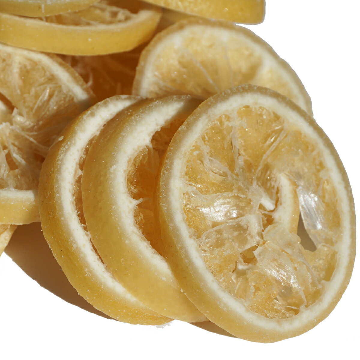 タイ産レモンを使用し、輪切りカットをしました。香料は使用しておらず自然な味わいを感じる上品なレモンスライスです。 タイ産レモンを使用し、輪切りカットをしました。香料は使用しておらず自然な味わいを感じる上品なレモンスライスです。 内容量：1000g 原産国：タイ 原材料：レモン・砂糖・酸味料（クエン酸）・保存料（亜硫酸塩） 形態：袋入り 賞味期限：300日 保存方法：直射日光・高温多湿を避け、冷暗所にて密閉保存下さい。 開封後はどうぞお早めにご使用下さい。 英名:LEMON 和漢名:香檬、香挑（中国）、檸檬（日本） 科名：ミカン科の常緑性小高木 部位：果皮 果皮から採るオイルのほかに、果汁を濃縮する際に回収されるエッセンスオイルや水溶性の回収香を持っています。 これは量的には微量ですが、香気が果皮とは異なるジューシーな特徴をもつため、最近ではこの部分の利用度も高まっています。 レモンには独特の香気がありますが、果汁には香気成分は少なく、大部分は果皮中の精油によるものです。 果皮には直径約1ミリの油胞が密生（1&#13216;あたり80〜100粒）しており、この中に精油が含まれています。 この中の香気成分としては130ほどの種類が知られていますが、量的にはほかの柑橘類と同様、90％以上をテンペル系炭化水素が占めます。 その香りを特徴づけているのは精油の4〜5％を占める含酸素化合物で、これは他の柑橘類に比べ2倍以上の含有率になります。 その大部分はシトラールであり、これがレモンの香気を最も特徴づけています。 果皮にはこの他の芳香成分や、ペクチン、フラバノン配糖体の一種であるシトロニンなどが含まれています。 果汁をしぼってジュースに、また輪切りにしてサラダや肉・魚料理、紅茶に添えなどは日本でもおなじみの使い方。 またレモン酒やほかの果実酒作りにもレモンは欠かせません。 レモンには酸化防止効果もあり、香味料としての用途は多岐にわたります。 レモンの皮を砂糖で煮つめ、表面に砂糖の結晶ができたものはキャンディード・レモンピールと呼ばれ、酸味が強く、独特の芳香があります。 このためフルーツケーキをはじめ製菓用に広く使われています。 工業的には、レモンの皮の精油を抽出したレモン油が、柑橘類のなかでもオレンジ油とならんで重視されています。 その採油法も古くからいろいろ工夫されてきましたが、現在は圧搾法がよく使われています。 このレモンオイルはさわやかでフレッシュ、フルーティーな香りをもっているため食品用のフレーバー、香粧品、室内芳香剤、洗剤などに広く使われています。 なかでも食品用フレーバーの需要は多く、清涼飲料、冷菓、菓子、乳製品、ドレッシングなどの香りづけに重要な位置を占めています。 ただ、レモンオイルはそのままの状態では安定性などの面で問題がある為、オイルを抽出したエッセンスや、蒸留でテルペン系炭化水素を取り除いたテルペンレスオイルなどがよく用いられています。