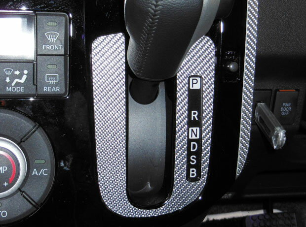 【クリックポスト無料】ハセプロ　★シフトパネル用★ マジカルカーボン エンブレム ダイハツ　タントカスタム　LA600S　（2013.10〜2015.4）