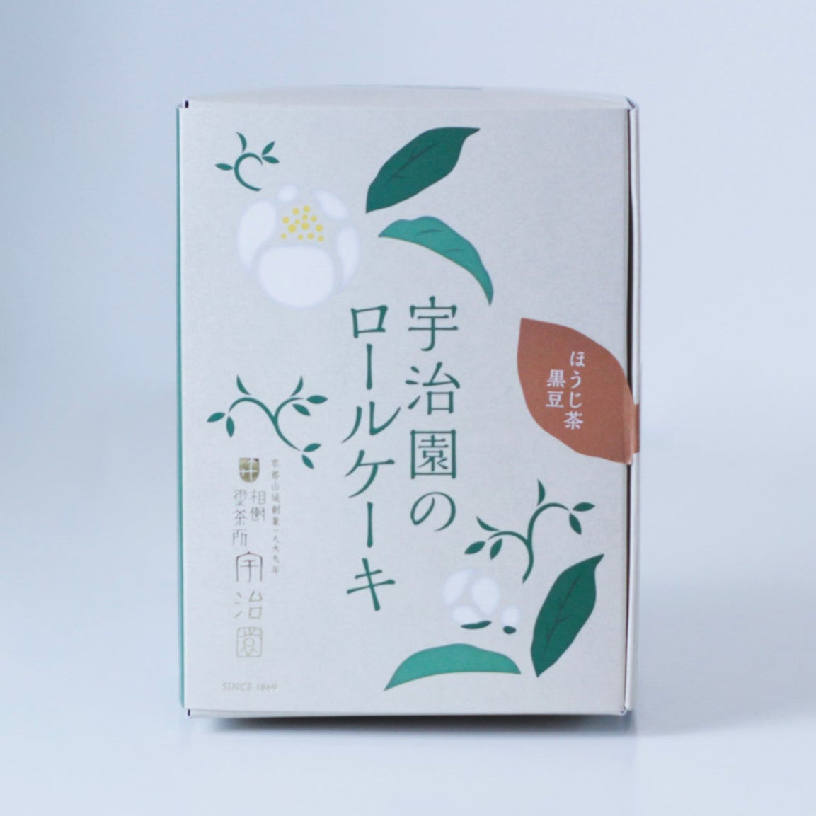 宇治園 ｜ ロールケーキ ほうじ茶の香ばしさと、黒豆の甘み。 1869年創業の宇治園が手がける、しっとり和のロールケーキ。丁寧に焙じた深みある香りのほうじ茶を生地にたっぷり練り込み、やわらかなクリームと黒豆を巻き上げました。茶舗ならではの目利きが選んだほうじ茶の薫りが、口を開けた瞬間からふわりと広がります。 ◆味わい ほうじ茶のほろ苦さと、黒豆の上品な甘み。しっとりした生地。 ◆食べ方 冷蔵庫でよく冷やしてそのまま。温かいお茶とともに。 茶舗の、ロールケーキ。 茶舗ならではの目利きが選んだほうじ茶の薫りが、口を開けた瞬間からふわりと広がります。切り分けてお皿に盛るだけで、ちょっと特別なおやつの時間に。 愉しみ方。 冷蔵庫でよく冷やしてそのままどうぞ。温かいほうじ茶や緑茶と合わせると、お茶の香りが重なり合い、一層豊かな時間が愉しめます。 商品仕様 内容量 12cm（1本） サイズ 高141mm × 巾107mm × 厚87mm 原材料名 アレルゲン 賞味期限 解凍後、冷蔵で3日 保存方法 冷凍で保存。解凍後は冷蔵し、3日以内にお召し上がりください。 配送種別 冷凍便 包装 / のし 包装：不可 ／ のし：不可 ※冷凍商品のため、包装・のしは承れません。税込6,980円以上のご購入で送料無料（北海道・沖縄は別途送料）。 お年賀 バレンタイン ホワイトデー ひな祭り 卒業祝い 入学祝い 母の日 父の日 お中元 暑中見舞い 残暑見舞い 敬老の日 ハロウィン 七五三 お歳暮 クリスマス 帰省土産 年末年始 寒中見舞い 結婚祝い 出産祝い 内祝い 結婚内祝い 出産内祝い 快気祝い 新築祝い 還暦祝い 長寿祝い 就職祝い 成人祝い 退職祝い 昇進祝い 開店祝い 記念日 誕生日 金婚式 銀婚式 香典返し 法事 法要 引き出物 四十九日 一周忌 三回忌 志 偲び草 お供え 御仏前 お悔やみ 手土産 お土産 京都土産 ご挨拶 お礼 お返し 粗品 お見舞い 差し入れ 引越し挨拶 ご近所挨拶 お配り 接待 取引先 ビジネスギフト 女性 男性 母 父 祖父 祖母 義父 義母 友人 上司 同僚 恋人 20代 30代 40代 50代 60代 70代 80代 お茶好きな方 健康志向の方 甘いもの好きな方 スーパーセール お買い物マラソン 0のつく日 5のつく日 ポイント消化 買い回り 送料無料 宇治園 京都 宇治茶 老舗 1869年創業 日本茶専門店 煎茶 深蒸し煎茶 小佳女 おかめ 玉露 かぶせ茶 ほうじ茶 浅火ほうじ茶 火男 ひょっとこ 玄米茶 麦茶 抹茶 薄茶 濃茶 茶道用抹茶 業務用抹茶 ボトリングティー ゴッタス 高級茶ボトル 冷茶 ワイングラスで愉しむ日本茶 生ショコラ 生チョコレート 抹茶チョコレート ほうじ茶チョコレート ベルギー産チョコレート 茶時 ティラミスチョコレート アーモンドチョコ 金平糖 こんぺいとう 星果庵 ブルーボックス 和三盆 個包装 抹茶ロールケーキ ほうじ茶ロールケーキ わらび餅 大福 抹茶プリン ほうじ茶プリン 抹茶スイーツ 和スイーツ 京スイーツ お取り寄せスイーツ 古傳薬膳茶 健康茶 ノンカフェイン ハーブティー 傳承尊名 飲み比べセット ティーバッグ 水出し 茶葉 国産 一番茶 カテキン 高級茶 プレミアム ギフト プレゼント 贈り物 お取り寄せ 詰め合わせ ギフトセット のし対応