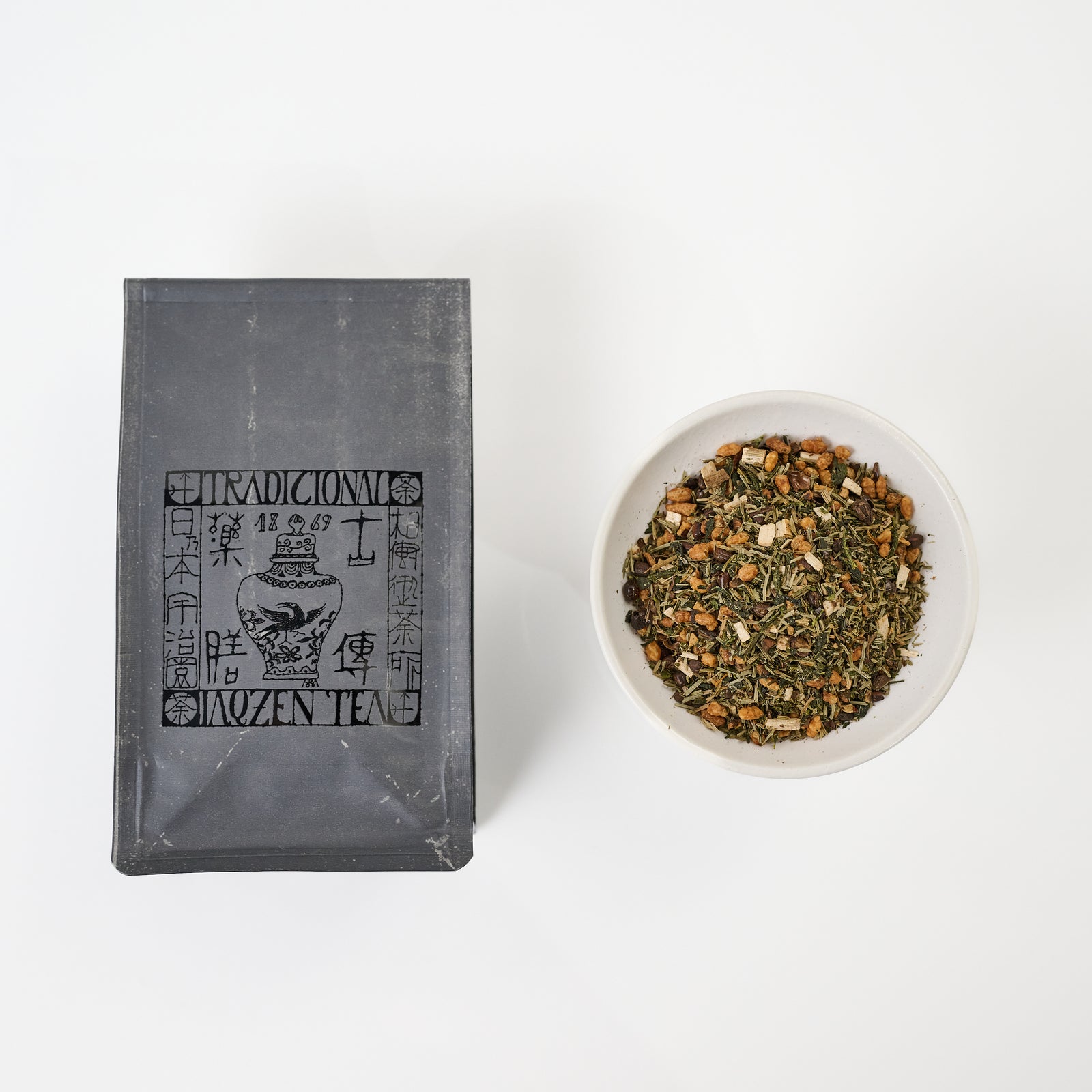 壹。玄米の穏やかさと、野の力を一杯に。 古傳薬膳茶 No.1 は、玄米茶をベースに、はと麦・黒文字・すぎな・はぶ茶を丁寧にブレンドした番号制シリーズの第一番。1869年創業の老舗茶舗・宇治園が、長年のお茶への眼で選び抜いた素材を合わせ、日々の暮らしに静かに寄り添う一杯に仕立てました。 味わい / 愉しみ方 玄米茶の香ばしさをベースに、はと麦のふっくらとした丸み、黒文字のさわやかな香気が重なります。熱湯を注いでそのままお茶として愉しむのはもちろん、水出しにすると素材の風味がよりおだやかに広がります。朝の一杯に、仕事の合間のひと息に。日常のどこかに置いておきたい、飾らない薬膳茶です。 シーン / ギフト 「スッキリした気分で過ごしたい日に」という思いに応える No.1。すっきりとした毎日の習慣として、自分用に。あるいは、体を気遣う方への小さな贈り物としても。古傳薬膳茶のシリーズは番号ごとに素材の組み合わせが異なり、まとめてギフトボックスにしてもよろこばれます。 商品仕様 内容量 50g 原材料名 玄米茶、はと麦、黒文字、すぎな、はぶ茶 配送種別 通常商品（クール同梱可） 包装 / のし 包装：不可 / のし：不可 お年賀 バレンタイン ホワイトデー ひな祭り 卒業祝い 入学祝い 母の日 父の日 お中元 暑中見舞い 残暑見舞い 敬老の日 ハロウィン 七五三 お歳暮 クリスマス 帰省土産 年末年始 寒中見舞い 結婚祝い 出産祝い 内祝い 結婚内祝い 出産内祝い 快気祝い 新築祝い 還暦祝い 長寿祝い 就職祝い 成人祝い 退職祝い 昇進祝い 開店祝い 記念日 誕生日 金婚式 銀婚式 香典返し 法事 法要 引き出物 四十九日 一周忌 三回忌 志 偲び草 お供え 御仏前 お悔やみ 手土産 お土産 京都土産 ご挨拶 お礼 お返し 粗品 お見舞い 差し入れ 引越し挨拶 ご近所挨拶 お配り 接待 取引先 ビジネスギフト 女性 男性 母 父 祖父 祖母 義父 義母 友人 上司 同僚 恋人 20代 30代 40代 50代 60代 70代 80代 お茶好きな方 健康志向の方 甘いもの好きな方 スーパーセール お買い物マラソン 0のつく日 5のつく日 ポイント消化 買い回り 送料無料 宇治園 京都 宇治茶 老舗 1869年創業 日本茶専門店 煎茶 深蒸し煎茶 小佳女 おかめ 玉露 かぶせ茶 ほうじ茶 浅火ほうじ茶 火男 ひょっとこ 玄米茶 麦茶 抹茶 薄茶 濃茶 茶道用抹茶 業務用抹茶 ボトリングティー ゴッタス 高級茶ボトル 冷茶 ワイングラスで愉しむ日本茶 生ショコラ 生チョコレート 抹茶チョコレート ほうじ茶チョコレート ベルギー産チョコレート 茶時 ティラミスチョコレート アーモンドチョコ 金平糖 こんぺいとう 星果庵 ブルーボックス 和三盆 個包装 抹茶ロールケーキ ほうじ茶ロールケーキ わらび餅 大福 抹茶プリン ほうじ茶プリン 抹茶スイーツ 和スイーツ 京スイーツ お取り寄せスイーツ 古傳薬膳茶 健康茶 ハーブティー 傳承尊名 飲み比べセット ティーバッグ 水出し 茶葉 国産 一番茶 カテキン 高級茶 プレミアム ギフト プレゼント 贈り物 お取り寄せ 詰め合わせ ギフトセット のし対応