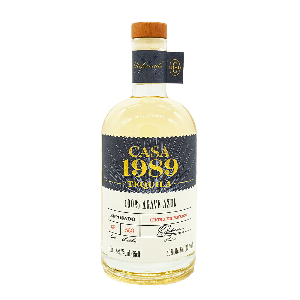 ■商品名【正規品】カサ・1989・レポサド・テキーラ・カサティエラコブリサ蒸留所・750ml・40％ ■英名CASA 1989 REPOSADO TEQUILA CASA TIERRA COBRIZA 750ml 40% ■商品説明メキシコ・ハリスコ州サポトラネホに拠点を置くテキーラ蒸留所！！カサ・ティエラ・コブリサ！！アガベが育つ赤い大地から、伝統と革新を融合させた次世代型のテキーラブランド構築を推進しています！！すべてのスピリッツにおいて卓越した品質を実現するため、あらゆる工程に最先端の技術を取り入れることを目指しています。未来への新たな可能性を切り開き、記憶に残る祝福の象徴を創り出すこと。そして、世界クラスの企業として、テキーラ生産をリードし、時代を象徴するスピリッツを生み出す存在になることを目指します！！2026年2月にLUNA SEAのギタリスト INORAN氏が、Casa Tierra Cobriza蒸留所のグローバルアンバサダーに日本人初！！就任しました！！そんなカサ ティエラ コブリサ蒸留所よりあらゆるシーンに合うテキーラ！！として造られるテキーラ・カサ 1989！！良質なテキーラが多用途で革新的、そして手軽に楽しめることを証明しています！！ストレート、オンザロック、カクテルなど、様々なスタイルで自由に楽しむ方のために、繊細で芳醇、そしてバランスの取れた味わい！！各バッチは、ハリスコ州高地産のアガベの豊かさを失うことなく、純度と風味を保証する管理されたプロセスで作られています！！カサ 1989 レポサド！！はウッドやキャラメルの甘い香りに、ほのかなバニラのミルキーなニュアンス！！味わいは甘みがあり、シルキーな口当たりとバランスの取れたボディ！！温度管理されたステンレスタンクで72時間発酵、そして銅製カラムによる二回蒸留を行なわれ、バーボン熟成に使用されたアメリカンオーク樽（ファーストフィル）で3か月熟成されています！！ ■生産者カサ・ティエラ・コブリサ蒸留所 ■生産地メキシコ/ハリスコ州 ■内容量750ml ■アルコール度数40% ■JANコード7503052021021 ■商品番号9903000032358メキシコ・ハリスコ州サポトラネホに拠点を置くテキーラ蒸留所。アガベが育つ赤い大地から、伝統と革新を融合させた次世代型のテキーラブランド構築を推進しています。 すべてのスピリッツにおいて卓越した品質を実現するため、あらゆる工程に最先端の技術を取り入れることを目指しています。未来への新たな可能性を切り開き、記憶に残る祝福の象徴を創り出すこと。そして、世界クラスの企業として、テキーラ生産をリードし、時代を象徴するスピリッツを生み出す存在になることを目指します。 2026年2月にLUNA SEAのギタリスト INORAN氏が、Casa Tierra Cobriza蒸留所のグローバルアンバサダーに就任しました。（日本人初） 【正規品】カサ・1989・レポサド・テキーラ・カサティエラコブリサ蒸留所・750ml・40％ CASA 1989 REPOSADO TEQUILA CASA TIERRA COBRIZA 750ml 40% 生産者カサ・ティエラ・コブリサ蒸留所 生産地メキシコ/ハリスコ州 内容量750ml アルコール度数40% JANコード7503052021021 メキシコ・ハリスコ州サポトラネホに拠点を置くテキーラ蒸留所！！カサ・ティエラ・コブリサ！！アガベが育つ赤い大地から、伝統と革新を融合させた次世代型のテキーラブランド構築を推進しています！！すべてのスピリッツにおいて卓越した品質を実現するため、あらゆる工程に最先端の技術を取り入れることを目指しています。未来への新たな可能性を切り開き、記憶に残る祝福の象徴を創り出すこと。そして、世界クラスの企業として、テキーラ生産をリードし、時代を象徴するスピリッツを生み出す存在になることを目指します！！2026年2月にLUNA SEAのギタリスト INORAN氏が、Casa Tierra Cobriza蒸留所のグローバルアンバサダーに日本人初！！就任しました！！そんなカサ ティエラ コブリサ蒸留所よりあらゆるシーンに合うテキーラ！！として造られるテキーラ・カサ 1989！！良質なテキーラが多用途で革新的、そして手軽に楽しめることを証明しています！！ストレート、オンザロック、カクテルなど、様々なスタイルで自由に楽しむ方のために、繊細で芳醇、そしてバランスの取れた味わい！！各バッチは、ハリスコ州高地産のアガベの豊かさを失うことなく、純度と風味を保証する管理されたプロセスで作られています！！カサ 1989 レポサド！！はウッドやキャラメルの甘い香りに、ほのかなバニラのミルキーなニュアンス！！味わいは甘みがあり、シルキーな口当たりとバランスの取れたボディ！！温度管理されたステンレスタンクで72時間発酵、そして銅製カラムによる二回蒸留を行なわれ、バーボン熟成に使用されたアメリカンオーク樽（ファーストフィル）で3か月熟成されています！！