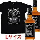 &nbsp; ■ワイン名 【正規品・1750ml×2本・オリジナルTシャツLサイズ1枚付】ジャック・ダニエル・ブラックラベル・オールド No.7・テネシーウイスキー・ジャック・ダニエル蒸留所・正規代理店輸入品・1750ml×2本・40％ ■英語表記 JACK DANIELS TENNESSEE WHISKY JACK DANIEL'S 1750ml 40％ ■商品番号 9903000022694 ■ワインについて 世界で最も有名なテネシーウイスキー！！1866年創業！！テネシー州で唯一稼働している大人気蒸留所！！ジャックダニエル蒸留所！！テネシーウイスキーは、連邦アルコール法により“テネシー州産のサトウカエデを燃やしてできた木炭でろ過しなければならない”“テネシー州で造らなければいけない”という規定があり、ジャックダニエルの原料及び製造方法はほとんどバーボンウイスキーと変わりませんが、テネシー州で造られたためにテネシーウイスキーと呼ばれます！！さらに創業以来から守り続けられている高さ5メートルの“メローイング槽”と呼ばれる“ろ過槽”に1滴1滴たらされ、10時間もの長い時間をかけてゆっくりとろ過され、原酒がサトウカエデの木炭で1滴1滴ろ過する独特の工程により、なめらかでまろやかな原酒に生まれ変わります！！そんな大人気ジャックダニエル蒸留所から、シリーズの中で一番バランスの取れた味わいで大人気！！ジャックダニエル・ブラックNo.7！！オーク樽のほのかな風味！！スムーズでドライな後味！！バニラ、キャラメル等の良い香りとまろやかでバランスのとれた味わいが特徴！！熟成によるスパイシーな風味が調和した深みを生み出している大人気テネシーウイスキー！！まさに華やかな香りとまろやかな味わいのテネシーウイスキーの代名詞といえる逸品！！ぜひ一度ご賞味下さい！！ ■ワインのタイプ テネシーウイスキー ■生産者 ジャックダニエル ■生産地 アメリカ合衆国 / テネシー州 ■内容量 1750ml/1.75L ■セット内容 1750ml×2本、オリジナルTシャツLサイズ1枚ジャック ダニエルは米国テネシー州リンチバーグにあるウイスキー蒸溜所です。ご存知かもしれませんが、その名前は創業者であるジャスパー・ニュートン“ジャック”ダニエル氏に由来しています。 ジャック少年は7歳の時に、家族の知り合いであるルーテル派の牧師ダン・コール氏に預けられます。コール牧師はリンチバーグ郊外にウイスキー蒸溜所を所有していたため、ジャック少年はウイスキーづくりのすべてをここで学ぶことになります。そしてわずか13歳の時に、教会に身を捧げることを決めたコール牧師から、蒸溜所を譲り受けたのです。 ジャック・ダニエル氏は、時間のかかるチャコール・メローイング製法での濾過にこだわり続けました。伝統の製法とその味わいは、今も変わることなくジャック ダニエルのウイスキーづくりに受け継がれ、100年以上変わることなく、世界で愛され続けています。 ジャック ダニエルをジャック ダニエル足らしめている要素のひとつに、前述したチャコール・メローイング製法が挙げられます。これはサトウカエデの木炭でウイスキーをろ過する伝統製法です。 まず固いサトウカエデをリック（薪の山）になるように積み、一気に燃やして木炭を作ります。この木炭を約3mもの高さに積み重ねた巨大な濾過槽で、蒸溜したウイスキーを一滴一滴ろ過します。こうすることで、ジャック ダニエル独自のなめらかな味わいが生まれるのです。 7世代を経た今でも、このチャコール・メローイング製法は、ジャック・ダニエル氏が当時行っていたのと同じやり方で行われています。当然コストもかかります。しかし、ジャック ダニエルがジャック ダニエルであるために、100年を超える伝統製法は今も厳格に守られ続けています。 その他、鉄分を一切含まないケーヴ・スプリングの湧水、樽職人が一つひとつ手づくりするホワイトオーク樽での熟成、マスターディスティラーの「経験」を頼りにした選別法……。すべてが当時のままの製法で行われています。 「それは、スコッチでもバーボンでもない。IT’S JACK」 こう言われるのは、ジャック ダニエルが唯一無二の製法で、100年以上変わることなく、その味わいを守り続けてきたからなのです。