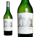 ■ワイン名 シャトー・オー・ブリオン ブラン 2008年 ■英語表記 Chateau Haut Brion Blanc [2008] AOC Pessac Leognan (1er Grand Cru Classe Chateau Haut Brion) ■商品番号 0101062000424 ■ワインのタイプ 白ワイン ■ワインのテイスト 辛口 ■生産者 ドメーヌ クラランス・ディロン SA ■ブドウ収穫年 2008年 ■生産地 フランス / グラーヴ / AOCぺサック・レオニャン ■内容量 750mlロバート・パーカー氏はオー・ブリオンについて、ブラインド・テイスティングすると、オー＝ブリオンは、一級シャトーの中では最も香り高いと同時に、最も外交的で軽いワインとされる事実は興味深い。実際には、このワインは軽いのではなく、単にオークの個性があって肉づきがよくタニックなメドックのワインや、よりやわらかくてメルロが支配的な右岸のワインとは異なっているというだけなのだ。最高のヴィンテージにおいては、早熟であるにもかかわらず、このワインは重みとともに舌触りも増し、30年かそれ以上熟成を続ける能力を持っており、ほかの一級シャトーのどのワインよりも飲み頃の期間が長い。香りの面では、オー＝ブリオンの偉大なヴィンテージの右に出るものはない。1975年以降、オー＝ブリオンの品質レベルが向上するに伴って、セカンド・ラベルであるバアン＝オー＝ブリオンの品質も向上した。これはいまやボルドーで最高のセカンド・ワインの1つであり、いくつかのヴィンテージでこれをしのいだことのあるセカンド・ワインと言えば、名高いシャトー・ラトゥールのレ・フォール・ド・ラトゥールくらいのものである。 ヒュー・ジョンソン氏は、「ボルドーで最も歴史のある偉大なシャトー。1855年にメドック以外で唯一第1級に格付けされた。深みがあって調和のとれた攻撃的なところの少しもないワイン。蜂蜜のような甘い味わい、土の匂いをはじめとして、様々な要素がうまく組み合わさったフレーバーが、いつまでも口に残る。1975年以降は終始一貫して卓抜したもの。」 ル・クラスマンはオー・ブリオンについて「オー・ブリオンの赤は同アペラシオンで一番色が濃く、風味も凝縮しているというわいけでないが、凡庸なヴィンテージでもわれわれを喜ばせるシルキーなタンニンを有し、そのテクスチャーにはこの上ない貴族的な上品さがある。燻製の香りと、ハーモニーを備え、欠点を見つけることがむずかしいブーケはすぐ他と識別できる個性を持つ」と絶賛。