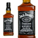 ■商品名 ジャックダニエル ブラック Old No.7 700ml 40％ 正規輸入代理店品 ■英語表記 JACK DANIELS TENNESSEE WHISKY JACK DANIEL'S 700ml 40% ■商品番号 9903000011254 ■商品について 世界で最も有名なテネシーウイスキー！1866年創業。テネシー州で唯一稼働している大人気のジャックダニエル蒸留所！テネシーウイスキーは連邦アルコール法により、「テネシー州産のサトウカエデを燃やしでできた木炭で濾過しなければならない」「テネシー州で造らなければならない」という規定があり、ジャックダニエルの原料および製造方法はほとんどバーボンウイスキーと変わりませんが、テネシー州で造られるためにテネシーウイスキーと呼ばれます。創業以来守り続けられている高さ5メートルのメローイング樽と呼ばれる濾過槽に1滴1滴たらされ、10年間もの間い時間をかけてゆっくりと濾過され、原酒がサトウカエデの木炭で1滴1滴濾過する独特の工程により、なめらかでまろやかな原酒に生まれ変わります。大人気のジャックダニエルの中でも一番バランスが取れた味わいのブラックNo.7！オーク樽のほのかな風味。スムーズでドライな後味。バニラ、キャラメル等の良い香りとまろやかでバランスのとれた味わいが特徴。熟成によるスパイシーな風味が調和した深みを生み出しているテネシーウイスキー！華やかな香りとまろやかな味わいのテネシーウイスキーの代名詞と言える逸品！ぜひ一度ご賞味ください。 ■種別 テネシーウイスキー ■アルコール度数 0.4 ■生産者 ジャックダニエル ■生産地 アメリカ合衆国 / テネシー州 ■内容量 700mlジャック ダニエルは米国テネシー州リンチバーグにあるウイスキー蒸溜所です。ご存知かもしれませんが、その名前は創業者であるジャスパー・ニュートン“ジャック”ダニエル氏に由来しています。ジャック少年は7歳の時に、家族の知り合いであるルーテル派の牧師ダン・コール氏に預けられます。コール牧師はリンチバーグ郊外にウイスキー蒸溜所を所有していたため、ジャック少年はウイスキーづくりのすべてをここで学ぶことになります。そしてわずか13歳の時に、教会に身を捧げることを決めたコール牧師から、蒸溜所を譲り受けたのです。ジャック・ダニエル氏は、時間のかかるチャコール・メローイング製法での濾過にこだわり続けました。伝統の製法とその味わいは、今も変わることなくジャック ダニエルのウイスキーづくりに受け継がれ、100年以上変わることなく、世界で愛され続けています。ジャック ダニエルをジャック ダニエル足らしめている要素のひとつに、前述したチャコール・メローイング製法が挙げられます。これはサトウカエデの木炭でウイスキーをろ過する伝統製法です。 まず固いサトウカエデをリック（薪の山）になるように積み、一気に燃やして木炭を作ります。この木炭を約3mもの高さに積み重ねた巨大な濾過槽で、蒸溜したウイスキーを一滴一滴ろ過します。こうすることで、ジャック ダニエル独自のなめらかな味わいが生まれるのです。7世代を経た今でも、このチャコール・メローイング製法は、ジャック・ダニエル氏が当時行っていたのと同じやり方で行われています。当然コストもかかります。しかし、ジャック ダニエルがジャック ダニエルであるために、100年を超える伝統製法は今も厳格に守られ続けています。その他、鉄分を一切含まないケーヴ・スプリングの湧水、樽職人が一つひとつ手づくりするホワイトオーク樽での熟成、マスターディスティラーの「経験」を頼りにした選別法……。すべてが当時のままの製法で行われています。「それは、スコッチでもバーボンでもない。IT’S JACK」こう言われるのは、ジャック ダニエルが唯一無二の製法で、100年以上変わることなく、その味わいを守り続けてきたからなのです。 ジャックダニエル ブラック Old No.7 700ml 40％ジャックダニエル　ブラック（Old No.7）は、「テネシーウイスキー」としてバーボンとは別格にランクされる、アメリカを代表するプレミアムウイスキーです。蒸溜したウイスキーを木桶に詰めた楓の木炭で、一滴、一滴チャコール・メローイングするのが、創業以来のテネシー製法。バニラ、キャラメル等の良い香りとまろやかでバランスのとれた味わいが特長です。