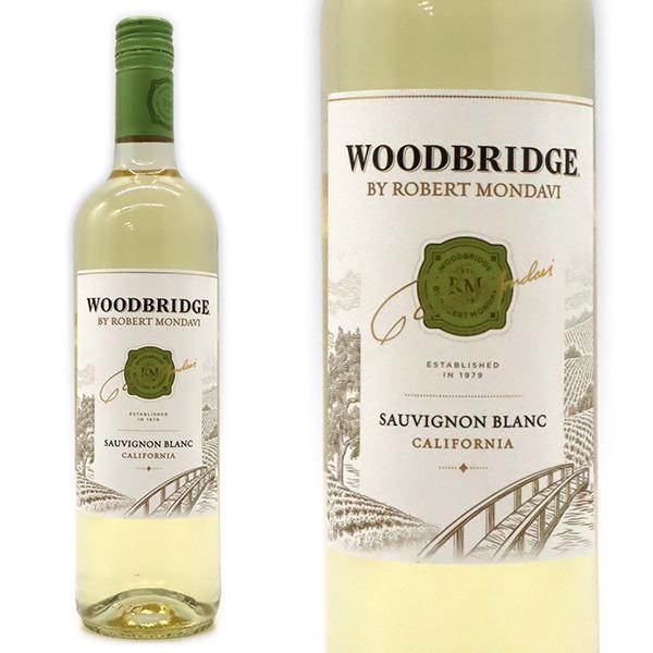 &nbsp; ■ワイン名 ロバート・モンダヴィ ウッドブリッジ ソーヴィニヨン・ブラン 2018年 ■英語表記 ROBERT MONDAVI WOODBRIDGE Sauvignon Blanc 【モンダヴィ ウッドブリッジ ソーヴィニヨン ブラン】 ■商品番号 1600002000467 ■ワインについて カリフォルニアの名門「オーパス・ワン」や「ルーチェ」であまりに有名な「ロバート・モンダヴィ」のウッドブリッジシリーズのソーヴィニヨン・ブラン！映画『サイドウェイズ』にも登場！グレープフルーツやレモンを思わせる酸味の中にハーブに似た香り。切れがよく爽快な味わい。フレッシュで生き生きとした風味が魅力的なカリフォルニア・ソーヴィニヨン・ブランです。洋ナシやピンクグレープフルーツやキウイのキャラクターとミネラル香が大人気の辛口白ワイン！ ■ワインのタイプ 白ワイン ■ワインのテイスト 辛口 ■生産者 ロバート・モンダヴィ ■生産地 アメリカ合衆国 / カリフォルニア ■内容量 750mlローダイで育ち、当地ワイン葡萄の優れた評判を認識していたロバート・モンダヴィは、毎日楽しく味わえる良質なワインを造るために、自身の地元に着目しました。1979年に彼は、禁酒法時代後の1930年代にローダイのぶどう栽培者有志によりワイン 生産者協同組合として設立されたチェロキーぶどう園協会を取得。ウッドブリッジ近隣町の為にその協同組合の名前を変え、 赤と白のワインを作り始めました。ナパヴァレーで得た最先端の栽培・醸造技術を活用し、ロバート・モンダヴィはウッドブリッジの品質と革新に対する情熱を一心に傾けました。 私達がめざすこと、それは小さな伝統あるワイナリーのようにワインを造ることです。私達は25 年以上もの間、カリフォルニアでもっとも古いワイン製造地のひとつ、ローダイ地方で良質のワ インの製造に励んできました。最良の結果をもたらすために、どこにどのぶどう品種を植える かなど、何年もかけてこの土地について学び、ワイナリーでは、革新的な製造法を開発し、私達のぶどう畑から収穫するぶどうの味わいを最大限に高めてきました。丁寧かつ実地に 基づいて生まれたあらゆる技術を畑、ワイナリーで駆使し、滑らかですばらしい味わいのワイ ンの醸造に努めています。数々の革新的な取り組みや最新技術を活用していますが、 私達は、いまだに多くの点で小さなワイナリーのようにワインを造っています。ロバート・ モンダヴィ・ウッドブリッジは、小さなワイナリーの伝統がぶどう畑、ぶどうに息づき、そしてワイ ンを支えるすべての人々に誇りを与えていると信じています。それぞれのぶどう畑には、それぞれの土壌、気候、個性があり、 私達のチームは、ぶどうを注意深く選別し、それぞれが収穫に適した味わいに達したときに収穫を行っています。各ぶどう畑 のロットで個別のワインをテイスティングし、最終ブレンドに使用する、最高のワインを選出します。味わいと色味を自然に引き 出すために、赤ワインは、スキンコンタクトを長めにしています。ぶどうの皮に自然発生した酵母でワインを発酵させ、シュール・ リーや、時折澱を撹拌させることで、味わいにふくよかさがもたらされます。 フレンチ・オークおよびアメリカン・オーク樽で熟成さ せ、エレガントで複雑な味わいのワインに仕上げます。このようにぶどうが自らの産地であるローダイ地域や、その他の 主要栽培地の豊かな恵みを存分に表現するように、手をかけています。 豊富な日照に恵まれたローダイからは果実味のふくよかでジューシーな果実が収穫され、一方、海からの涼しい風の影響をうけるコースタル（沿岸）地方からは、洗練された 凝縮感のある果実が収穫されます。ウッドブリッジはこのように2つの特徴をもつ場所か ら収穫されたぶどうを使い、毎日楽しめる風味豊かなおいしいワインを目指しています。 ウッドブリッジを生む畑では、その土地の個性を大切にワインに生かすため、注意深い 管理が行われています。私たちは、最適な気候と土壌条件を持つぶどう畑に最適な 品種を植えるよう日々研究しています。収穫期には、最高の状態で収穫するために、 毎日畑で、ぶどうの糖分、味わい、酸度をチェックし、ぶどうが最適な熟度と味わいに 達した時に収穫します。畑では自然農法（ナチュラル・ファーミング）の哲学に従い、鳥 の巣箱を設置したり、害虫管理や土壌の再活性化のためにカバークロップを植えるな ど、自然環境と共存しながら、大切にぶどうを栽培しています。 ロバート・モンダヴィ ウッドブリッジ ソーヴィニヨン・ブランカリフォルニアワインの父、ロバート・モンダヴィのブランドの入り口となるウッドブリッジ。グレープフルーツやレモンを思わせる酸味の中にハーブに似た香りが加わり、歯切れがよく爽快な味わい。フレッシュでいきいきとした風味が魅力のワインです。ローダイ地区で収穫されたソーヴィニヨン・ブラン、セミヨンを中心とした歯切れよく爽快な味わい。洋ナシ、シトラス、ピンクグレープフルーツ、キウイのキャラクター、ミネラル香などを感じます。エスニック料理からアメリカ料理まで幅広く合い、特にアジア料理とは完璧な相性を見せます。