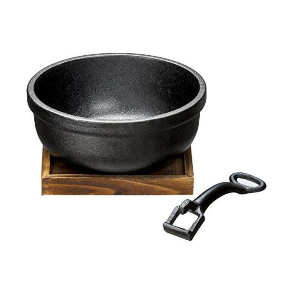 ●色: 黒・茶色●パッケージ重量: 1.7 kg●スタイル: 鉄鋳物 IH対応 18cm・色：黒・茶色・ブランド：イシガキ(Ishigaki)●自宅で本格的なビビンバが味わえる鉄鋳物製鍋。●熱を逃さず、熱々の料理が食べられ、おこげも楽しめます。●鉄鋳物ならではの優れた耐久性。●IH調理器、直火、オーブンで調理出来ます。●使い込む程、油が馴染み使いやすくなります。ご使用上の注意●使い始め数回は料理が焼き付くことがありますが、使い込むことで油が馴染み焦げ付きにくくなります。●火力は弱火~中火でご使用ください。●コンロに安定してのらない場合は、金網等をご使用ください。●金属製の為、電子レンジでは使用できません。●料理を本体に入れたまま保存せず別の容器に移してください。サビの原因となります。IH調理器でご使用頂く場合●IH調理器でのご使用の際は、必ず中央に置いてください。●IH調理器の機種によっては使用できない場合が有ります。●使用後のお手入れ。●ご使用後は、本体が冷めてからスポンジに中性洗剤で洗ってください。●洗浄後は、水気を取り空炊きをし食用油を薄く塗って保管してください。サビが発生した場合1サビた部分を硬いスポンジでこすり落として洗浄してください。2水気を拭き取ってから内側全体に食用油を塗り高温になるまで弱火~中火で加熱してください。3火を止め冷めるまで油を馴染ませてください。*サビは体内に摂取されても人体に影響ありません。その他注意●まれに食材が黒く変色することがありますが、鉄と食材に含まれるミネラル分が化合して起こるものでので人体には影響有りません。●高温になった本体を置くと、焼き跡が付くことがありますがそのままご使用いただけます。●敷板の急激な乾燥は割れの原因になります。食器洗い乾燥機は使用しないでください。・色：黒・茶色・メーカー：イシガキ産業・付属品：‐, ハンドル・商品重量：1.7 キログラム・対応熱源：IH対応・撥水加工：焼付塗装・食洗機対応：いいえ・組み立て式：いいえ・製品サイズ：18 x 18 x 9 cm; 1.7 kg・梱包重量：1.7 キログラム