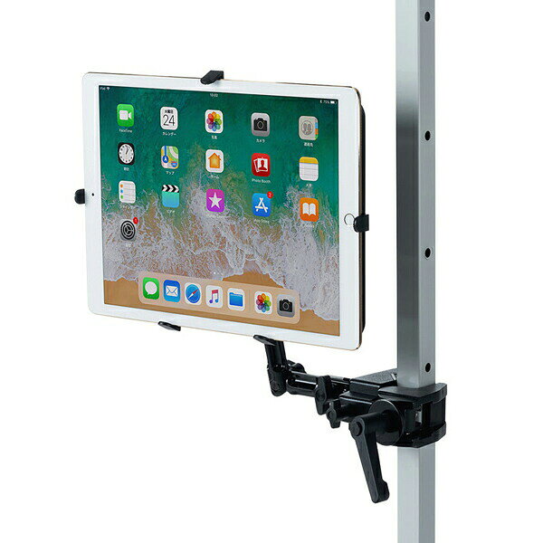 iPad・タブレットを任意の位置で設定できるクランプ式アーム。丸や角パイプに取付けも可能。●9.7〜13インチのiPad、タブレットを支柱等に設置できるクランプ式アームです。●任意の位置で設定できるフレキシブルアームです。各関節を調整して好きな位置でとめることができます。●アームの組み合わせにより、長さを変更することができます。（6通りの長さにできます）●ホルダーは上下左右でしっかりとホールドする仕様です。2つのL字クリップと、3つのV字クリップの合計5つのクリップで機器をしっかりと固定できます。●ホルダー部は回転機能があり、設置したまま縦・横の変更ができます。●支柱や棚板の取り付けはクランプ式です。厚さ30mmまでの棚板、10×10〜30×30mmまでの角パイプ、直径8〜50mmまでの丸パイプに取り付けることができます。※支柱に取り付けた際は、滑り落ちたり、クランプがずれたりしないことを確認したうえでご使用ください。■カラー：ブラック■サイズ：寸法図参照　■重量：1.28■梱包：1個口/350×220×90mm・1.3kg■出荷形態：ノックダウン組立式（お客様組み立て）■材質：アーム、クランプ/アルミ・スチール、ホルダー部/ABS樹脂■耐荷重：1.5kg