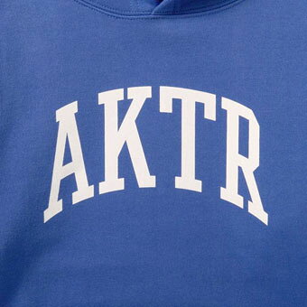 バスケ@TOKYO UltimateCollectionのバスケットパーカー ジュニア キッズ ウェア 秋冬物 アクター AKTR KIDS COLLEGE LOGO SWEAT PULLOVER HOODIE BLUE ストリート 【BOY'S】 キッズ アパレル｜アングル2