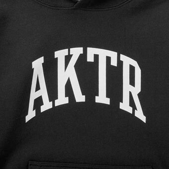バスケ@TOKYO UltimateCollectionのバスケットパーカー ジュニア キッズ ウェア 秋冬物 アクター AKTR KIDS COLLEGE LOGO SWEAT PULLOVER HOODIE BLACK ストリート 【BOY'S】 キッズ アパレル｜アングル2