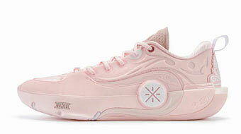 ↓↓↓探す手間が省けます！↓↓↓ *幅広め　サイズやや大き目ですWay of Wade 12シリーズは、2層のSUPER BOOMミッドソールと2枚のカーボンファイバープレートを搭載して、プロバスケットボールシューズの新しい時代を切り開いています。これにより、屋内パフォーマンスにおいて最高の接地感と推進力を提供します。Way of Wade 12シリーズはWay of Wadeシリーズ今までで最も軽量なシリーズで、ドウェイン・ウェイドの史上最高のシグネチャーシューズラインとして広く認識されています。商品が入荷するまでに4〜6週間以上お時間がかかります。ご到着日をご指定頂いても、ご希望通りお届け出来ない場合がございます。 また、サイズによってはご用意できない場合もございます。 商品注文後、不良品以外のキャンセル、交換等はお受けできませんのでご注意下さい。 商品の入荷状況など、こちらからご連絡は致しません。商品が入荷した場合のみご連絡させて頂きます。（状況を確認したい場合はお客様よりご質問下さい。） また、現在発売中の商品、もしくは発売日の異なる予約商品等と一緒にご注文頂いても別発送とさせて頂きますのでご了承下さい。 *伝票サービス対象外となります。 ご理解頂けるお客様のみご注文下さい。中国cmサイズ表記：やや大きめとなりますサイズ交換、返品について必ずお読み下さい。