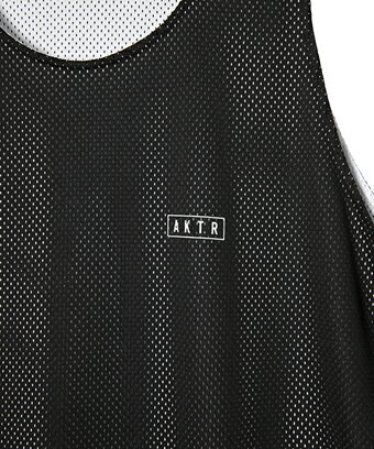 ↓↓↓探す手間が省けます！↓↓↓ design：AKTRのベーシックロゴを胸にワンポイントでプリントした、シンプルなリバーシブルタンク。その時の気分によって使い分けることが出来、試合のチーム分けの際にも大活躍。function：スポーツに最適なドライメッシュ生地を使用。サイズ交換、返品について必ずお読み下さい。　