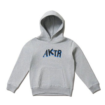 AKTKD 150 design：70年代のパンク・ファッションをインスピレーションにバスケットボールのエッセンスを加えて、反抗と肯定、破壊と創造が交差するコンセプトをエッジの効いたビジュアルで描き出した、AKTRの現在地を象徴するコレクション。「AKTR」をRansom Letter（新聞や雑誌から切り抜いた様々な文字を寄せ集めて作成するデザイン）で表現したスウェットフーディ。シンプルなデザインなのでどのような服にも合わせやすく、スポーツでもライフスタイルでもシームレスに着用可能。function：軽さと温かみのある裏パイルのスウェット生地を使用。サイズ交換、返品について必ずお読み下さい。　