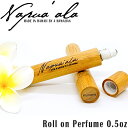 Napua'ala 　ナプアアラROLL ON PERFUMEロールオンパフューム　0.5oz(14.5ml)　全6種類 独自の香りをブレンドした使いやすいロールオンタイプのパフュームです。花々や木々から抽出したエッセンシャルオイルを贅沢に使うことにより、深く濃度の高い贅沢な香りをお届けすることが出来ます。バンブー素材で作られた美しいパッケージは、旅行など持ち運びに最適です。ハワイの香りをどこでも楽しんで頂けます。 ■内容量：0.5oz(14.5ml) ■全成分　変性アルコール、香料、グリセリン、PG ※輸入品のためパッケージは予告なく変更する場合があります原産国　アメリカ(ハワイ) 使用中に異常が見られた場合はご使用をおやめください。 広告文責 株式会社インフィグ 0463-59-9022 メーカー（製造） Napu’ala 輸入者 湘南インターナショナル（株） 区分 アメリカ製・医療機器一緒にこんな物がよく売れています。 ハワイアンローションの定番！HAWAIIAN BOTANICA ノースショアの小さな街Hau'ulaで生まれたナプアアラ ハワイ産のナチュラルスキンケア エキゾチックでトロピカルな香り！アイランドバスボディ 潤いとリラックスをお届けします！クラハーブス モデルさんの紹介などで日本でも話題に！ブロッソム