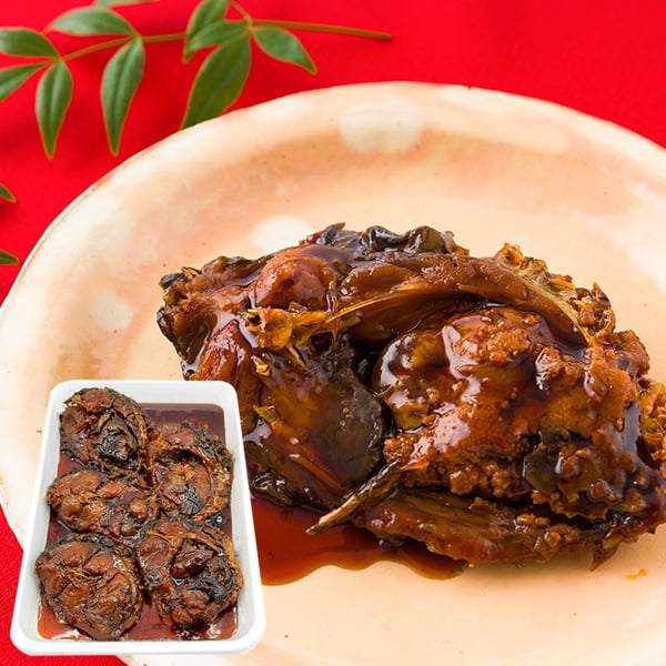 名称 鯉ぶかし(鯉の甘煮) 内容量 5切（1切あたり130g以上）、タレ 箱サイズ：37cmx26.5cmx15cm 原材料 鯉（国産）、砂糖、醤油（小麦・大豆を含む）、干しだし 保存方法 要冷蔵（10℃以下） 賞味期限 パッケージに記載（...