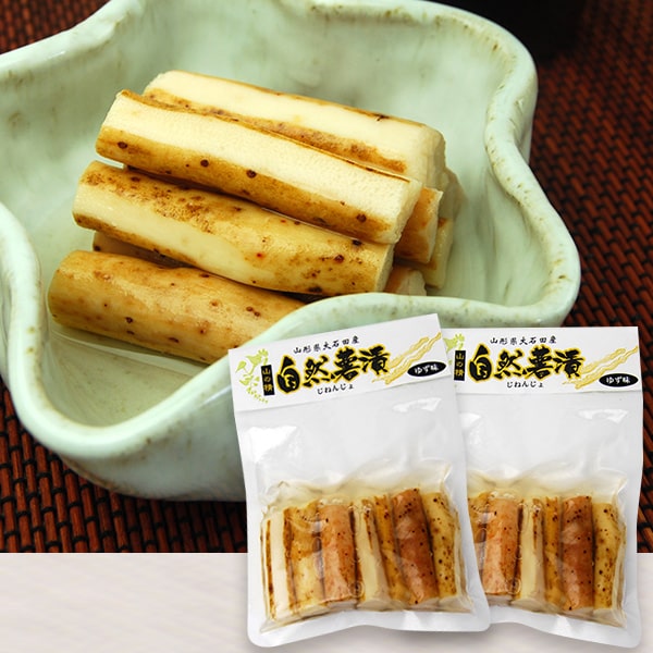 名称 漬物（自然薯柚子漬） 内容量 100g×2袋セット 原材料 自然薯（国産）、漬け原材料（食塩、醸造酢、砂糖、柚子酢）／酸化防止剤（ビタミンC）、（一部に小麦・やまいもを含む） ※原材料情報は2022年11月現在のものです。 賞味期限 パッケージに記載 保存方法 要冷蔵10℃以下 のし 対応不可 お届け時期 1週間前後でのお届け お届け方法 生産者 いげたや庄司醸造（山形県北村山郡大石田町） ご注意 ●季節商品のため配送日指定は承っておりません。時間指定は承れます。 （ただし、時間指定をすると本来お届けできる日程よりも遅くお届けになる可能性があるためおすすめしておりません。ご注意くださいませ。） ●箱、詰め方は画像と異なる場合がございます。 ●納品書、請求書など金額のわかるものは同封しておりません。 ●保証期間は到着日限りとさせていただきます。 ●ギフト対応でご注文される方は、受け取られる方へ予めご連絡しておく事をお勧めいたします。長期不在等で商品の傷みが増したり、受け取ることが出来なかった場合、責任をお受けいたしかねますので、予めご了承ください。いげたや庄司醸造／自然薯漬ゆず味2袋セット(100g×2袋) 「山うなぎ」とも呼ばれる貴重な自然薯漬ゆず味 自然薯（じねんじょ）は日本原産の植物で「山うなぎ」とも呼ばれ、栄養満点と言われています。 いげたや庄司醸造がある大石田町は、山形県内でも自然薯の栽培で有名な地域です。また、大石田は県内でも有数の豪雪地帯ですが、その環境で育てるからこそ、身の引き締まった美味しい自然薯ができます。 その貴重な自然薯を、ゆず味のお漬物にしました。保存料や着色料は使用せず、自然のままの色合いと美味しさを大切にしています。 ゆずの爽やかな香りと、今までの漬物にはない食感と旨みをぜひご堪能ください。 明治6年創業。大石田の老舗「いげたや庄司醸造」 いげたや庄司醸造は明治6年（1873年）創業の老舗漬物店です。現在の代表である庄司さんで6代目となります。 山形県北部、豪雪地帯としても知られる大石田町にて、できる限り地元の材料を用いて、手間ひまかけた手作りで食の安全と老舗の味を守り続けています。 そのものづくりへの姿勢と美味しさから全国にファンを広げ、また各種メディアなどでもたびたび紹介されています。 「正直に清く正しい食品づくり」をモットーに、受け継がれてきた本物のお漬物を造り続けています。 古くから貴重な食材とされてきた自然薯（じねんじょ）をゆずの香りで漬けこんだお漬物です。その歯ざわりの良さをどうぞお楽しみください。