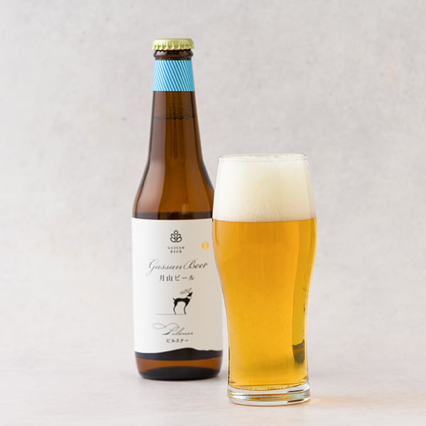 名称 ビール 内容量 月山ビール（ピルスナー）330ml×6本セット アルコール度数 4.5％ 原材料 麦芽（ドイツ製造）、ホップ 生産者 西川町総合開発株式会社（山形県西川町） のし 対応不可 お届け時期 1週間前後でのお届け お届け方法 　 ご注意 ●こちらの商品は2箱につき1件の送料が発生いたします。そのため、2箱以上ご注文の場合は複数回ご注文をお願いいたします。●普通のビールに比べ賞味期限が短かめとなっておりますのでご注意ください。 ●箱、ラベルのデザインは画像と異なる場合がございます。 ●納品書、請求書などは同封しておりません。 ●他の商品と同梱はできません。 ●ギフト対応でご注文される方は、受け取られる方へ予めご連絡しておく事をお勧めいたします。長期不在等で商品の傷みが増したり、受け取ることが出来なかった場合、責任をお受けいたしかねますので、予めご了承ください。西川町総合開発／月山ビール ピルスナー330ml×6本セット[箱入] 月山の湧水×本場ドイツの醸造技術。山形生まれの本格クラフトビール 月山ビールは、本場ドイツの醸造技術によって作られる本格クラフトビールです。ドイツのビール純粋令に基づき、原料は麦芽、ホップ、水のみです。麦芽100%の、副原料なしのため、麦芽由来の穀物の甘み、うまみがしっかり感じられます。 また、麦芽、ホップ、酵母はビールの本場ドイツやチェコ産のものを使用し、世界が認めるカスパー・シュルツ社の醸造機器と、ドイツの醸造技術をもって正直に作られています。 また、ビール造りに大切な水については、日本有数の豪雪地帯として知られる月山に降り積もった雪が融け、数百年ともいわれる長い長い年月をかけて研かれた湧水を使っています。 こだわりの原材料と本場ドイツの技術をもちいて作られる本格クラフトビールです。 きめ細かい泡、透明でスッキリとしたのど越しが人気のピルスナー 月山ビールにはピルスナーとミュンヒナーがございます。こちらの商品はピルスナー×6本セットでお届けします。 ［ピルスナー］ 世界中から愛されているビールです。 きめ細かい泡、透明でスッキリとしたのど越し、ふわっと広がる麦芽の香りが特徴です。爽快なのど越しを楽しめる、黄金色に輝くプレミアムビールです。月山ビールが初めての方は、是非ピルスナーからお試し下さい。 西川町総合開発とは 西川総合開発は、山形県のちょうど真ん中辺りに位置する「西川町」にあります。西川町は出羽三山で知られる月山（がっさん）がある町としても知られ、豊かな自然と綺麗な水に恵まれた環境です。 同社が運営する「道の駅にしかわ」には、山形県唯一の地ビール醸造工場があり、本場ドイツの醸造技術で作られる本格クラフトビール（月山ビール）を味わうことができます。 こだわりが詰まった月山ビール。ピルスナーの味わいをどうぞお楽しみください。 ●こちらの商品は2箱につき1件の送料が発生いたします。そのため、2箱以上ご注文の場合は複数回ご注文をお願いいたします。