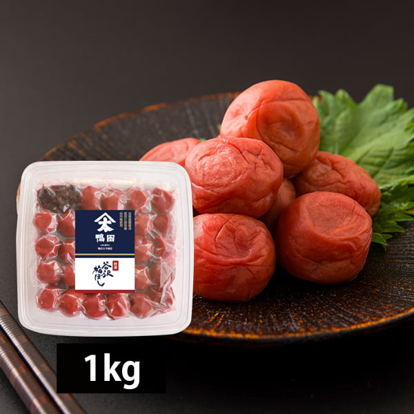 名称 梅干し 内容量 1kg 原材料 梅（山形県寒河江市産）、しそ（山形県寒河江市産）、食塩（新潟県産） ※原材料情報は2025年4月現在のものです。 保存方法 直射日光を避け常温で保存 賞味期限 常温（25度以下）で1年間保存可能 製造者 鴨田太平商店（山形県寒河江市） のし 対応可（名入れ不可） お届け時期 1週間前後でのお届け お届け方法 ご注意 ●保証期間は到着日限りとさせていただきます。 ●納品書、請求書など金額の分かるものはお入れしておりません。 ●パッケージ・外装箱等は予告なく変更となる場合がございます。 ●ギフト対応でご注文される方は、受け取られる方へ予めご連絡しておく事をお勧めいたします。長期不在等で商品の傷みが生じたり、受け取ることが出来なかった場合、責任を負いかねますので、予めご了承ください。鴨田太平商店／《特選》谷沢梅ぼし1kg 山形県の固有品種「谷沢梅」とは 「谷沢梅（やさわうめ）」という梅をご存知でしょうか？谷沢梅は山形県寒河江市に古来より伝わる固有品種で、実に400年を超える歴史があると言われています。この梅の起源には諸説ありますが、江戸時代にその名をはせた「紅花染め」で美しい赤色を引き出すために使われた梅酢との関わりなどが残っています。谷沢梅は、山形の風土と歴史に寄り添い、大切に受け継がれてきた梅なのです。 谷沢梅の最大の特徴は、その繊細な果肉と薄い皮、実ばなれと口あたりの良さが挙げられます。また、梅本来の苦味が少なく、梅干しにする際に深い味わいとさわやかな清涼感を残すことができる品種です。谷沢梅を使った梅干しは、その一粒ひと粒に、丹精込めて育て上げた手作業が感じられる、まさに「幻の梅」とも言える逸品となります。 ≪特選≫谷沢梅ぼし 谷沢梅ぼしは、寒河江市特産の「谷沢梅」を国産の天日塩のみで漬けこみ、天日干し、赤しそのみで着色した完全無添加の梅干しです。品質をとことん追求するため、自社栽培の谷沢梅と赤紫蘇を使用しています。味わいは、酸っぱくて、しょっぱい昔ながらの味わいで、苦味が少なく梅特有のえぐみがなくスッキリした後味が特徴です。 梅干しと聞くと、ただの保存食品と思われる方も多いかもしれませんが、実は梅干しも立派な発酵食品です。梅酢に漬け、じっくりと干すことで自然の力が働き、その味わいに深みが生まれます。この工程には、職人の知識と経験が欠かせません。 「梅干しは酸っぱいだけ」というイメージをお持ちの方も、一度山形の梅干しをお試しください。塩と梅だけで作られたシンプルな味わいは、余計なものが一切入っていない本物の美味しさ。口に入れると、梅の持つ自然な酸味と旨味が広がり、昔懐かしい味わいに心がほっとします。 厳選された≪特選≫谷沢梅ぼし 谷沢梅ぼしの中でも「特選谷沢梅ぼし」は、熟練した職人の手によって厳選されたものだけを、一粒ずつ丁寧に手詰めしています。柔らかな皮、しっとりとした果肉、そして口当たりの良さにこだわり抜いた逸品です。日々の食卓に彩りを添える一品として、また贈り物にも非常に喜ばれるおすすめの梅ぼしです。 ※塩分は約13％です。 谷沢梅ぼし ラインナップ 《特選》《特選》谷沢梅ぼし250g×2個 　通常　谷沢梅ぼし250g×2個 《減塩》《減塩》谷沢梅ぼし250g×2個 《白干し》《白干し》谷沢梅ぼし250g×2個 梅干しを作り続けて120年の老舗「鴨田太平商店」 山形県寒河江市に位置する「鴨田太平商店」は、明治22年創業の老舗で、120年以上の歴史を持つ伝統ある商店です。寒河江特有の谷沢梅を自社で栽培し、主に梅干しの製造・販売を行っています。また、味噌や生甘酒などの製造にも取り組むほか、地元寒河江市の慈恩寺とのご縁を大切にし、その名を冠した「慈恩寺みそ」を手がけています。 現在は、5代目がその伝統を継承しており5代目を含む職人たちは、時代を超えて受け継がれてきた技術を守りつつ、現代のニーズに寄り添った新たな挑戦を続けています。 鴨田太平商店が手がける味噌や梅干しには、山形の豊かな自然、深い歴史、そして職人たちの真心がしっかりと込められています。それは単なる食品ではなく、山形の風土や物語を味わうような特別な体験です。 忙しい毎日に、ふと「本物の味」を楽しむひとときを取り入れてみませんか？梅干しの爽やかな酸味や、麹の香りが生きる味噌や甘酒の深い旨味は、食卓を豊かにしてくれるはずです。 取材スタッフより 鴨田太平商店の5代目である鴨田さんは、ひとつひとつ言葉を選びながらも、丁寧に味噌や梅干しの仕込みへのこだわりや味の特徴について語ってくださいました。幼い頃から、味噌や梅干しを作る父親の背中を見ながら育ち、その厳しさや奥深さを肌で感じていたそうです。 料理人としての経験と知識を活かしながら、一つひとつにこだわりを込め、より美味しい味噌や梅干しづくりに挑戦している鴨田さん。しかし、それを「自己満足の世界」と笑いながら話す姿が印象的でした。 鴨田太平商店の味噌作りの歴史は120年にも及びますが、「まだまだ」と語るその言葉からは、飾らない謙虚さとものづくりへの真摯な姿勢が感じられます。鴨田さんの誠実さや温かい人柄に触れることで、「この人が作る味噌や梅干しは間違いなく美味しいだろう」と自然と思わせてくれる取材となりました。 是非、その深い味わいと鴨田さんのこだわりを感じてみてください。 バイヤー永森 日々の食卓に彩りを添える一品として、また贈り物にも非常に喜ばれるおすすめの梅ぼしです。