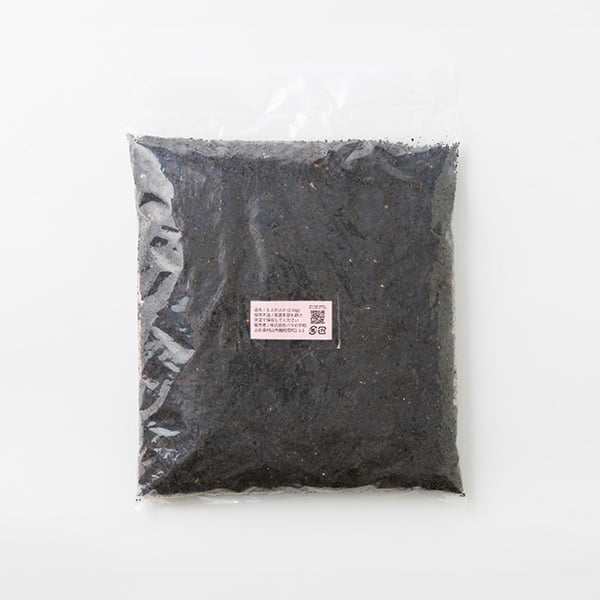 名称 食用バラ用肥料 内容量 2.1kg ※1袋で10回分もしくは10株分 生産者 ナカイローズファーム（山形県村山市） 産地 山形県 保存方法 直射日光を避け常温で保存 お届け時期 1週間前後でのお届け お届け方法 のし 対応不可 ご注意 ●保証期間は到着日限りとさせていただきます。 ●納品書、請求書などは同封しておりません。 ●パッケージは予告なく変更になる場合がございます。 ●他の商品と同梱はできません。食用バラ用の肥料／ナカイローズファーム 無農薬栽培のプロが開発した、食用バラ専用の肥料 食用バラを安心・安全に育てるために欠かせない、専用肥料です。ナカイローズファームが山形県での栽培経験を通じて培ってきたノウハウをもとに開発されており、農薬を使わない露地栽培に最適な配合が特徴です。 食用バラは観賞用と異なり、花びらをそのまま口にするため、使用する肥料の安全性はとても重要です。この肥料は、循環型農業の考え方に基づき、土壌環境を整えながらバラの生育をサポートするよう設計されています。 全国77軒（2026年3月時点）の食用バラ農家を育成してきた「バラの学校」が実際に使用している肥料ですので、初めて食用バラを育てる方にも、すでに栽培経験のある方にも、安心してお使いいただけます。大切に育てたバラを、安心して食卓に届けるための、頼れるパートナーです。 雪国・山形の大地が教えてくれた、循環型農業の知恵 ナカイローズファームが山形県での栽培を通じて気づいたのは、雪が土壌を自然にリセットしてくれるという大きな恵みでした。その自然の力を最大限に活かすために、化学肥料や農薬に頼らない、土壌本来の力を引き出す栽培方法を追求してきました。 この食用バラ専用肥料は、そうした循環型農業の考え方に基づいて開発されており、畜糞尿などの有機資材を活用した、環境にやさしい配合が特徴です。農林水産省のノウフクJAS認証を取得したナカイローズファームが実際に使用している肥料だからこそ、その品質と安全性には自信があります。食べることを前提に育てる食用バラだからこそ、肥料選びも妥協しない。そんなこだわりが、美しく、おいしいバラの花びらを育てる土台となっています。 人と地球にやさしい農業を、山形から全国へ ナカイローズファーム（株式会社バラの学校）は、2011年の創業以来、化学農薬を使わない食用バラの露地栽培にこだわり続けてきた、日本の食用バラ栽培のパイオニアです。代表の中井友實榮さんは、東日本大震災での経験から「お花には人を元気にする力がある」と確信し、育てるところから向き合う農家への道を選びました。山形県村山市を拠点に、障がいのある方々とともに、プラスチック資材を控え、化石燃料に頼らない持続可能な農業を実践。農林水産省ノウフクJAS（花き）第一号認証の取得や、ノウフク・アワード2024優秀賞の受賞など、その取り組みは広く評価されています。 「みんなで育てられる食用バラ農業を全国に広めたい」という想いのもと、肥料の開発から栽培指導まで、食用バラに関わるすべてに真摯に向き合っています。 取材スタッフより ナカイローズファームさんとの出会いは、関東で開催された全国規模の展示会でした。その場で目にしたのが、山形で栽培している食用バラというとても素敵な商品。美しいバラが食べられるなんて驚きと感動を覚えたのを今でも鮮明に覚えています。当時は残念ながら取引には至りませんでしたが、その後、県内の商談会で中井社長と再会する機会がありました。そして、当店で販売させていただけることになりました。こうしてご縁がつながったことを、とても嬉しく思っています。 ナカイローズファームさんは、食用バラの普及活動だけでなく、障がいのある方々の支援にも力を入れていらっしゃいます。そんな素晴らしい取り組みをされている企業とお取引できることに、心から感謝しています。 店長　石川 食用バラを安心・安全に育てるために欠かせない、専用肥料です。