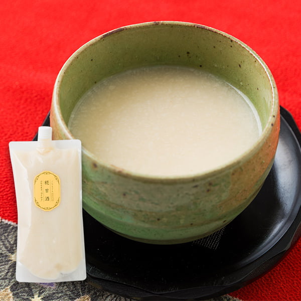 名称 甘酒 内容量 1kg 原材料 米こうじ（うるち米） ※原材料情報は2026年4月現在のものです。 保存方法 10℃以下で保存（冷蔵） 賞味期限 約90日 製造者 株式会社アスク（山形県山形市） のし 対応不可 お届け時期 1週間前後でのお届け お届け方法 ご注意 ●保証期間は到着日限りとさせていただきます。 ●納品書、請求書など金額の分かるものはお入れしておりません。 ●パッケージ・外装箱等は予告なく変更となる場合がございます。 ●ギフト対応でご注文される方は、受け取られる方へ予めご連絡しておく事をお勧めいたします。長期不在等で商品の傷みが生じたり、受け取ることが出来なかった場合、責任を負いかねますので、予めご了承ください。米屋の糀甘酒1kg（山形県産はえぬき100％使用） 山形の米屋が作る、毎日飲みたくなる糀甘酒 山形県産ブランド米「はえぬき」の米麹を100%使用した、こだわりのストレートタイプ糀甘酒です。ノンアルコールなので、お子様からご年配の方まで、ご家族皆様で安心してお楽しみいただけます。 自然な甘さが特徴で、毎日飲んでも飽きがこない優しい味わいに仕上げました。そのままストレートでお飲みいただくのはもちろん、牛乳や豆乳で割ったり、ヨーグルトに混ぜたりと、アレンジも自在です。朝食時の一杯や、午後のひとときのリフレッシュドリンクとしても最適です。 冷蔵保存で約90日間の賞味期限があるため、ストックしておけば、いつでも新鮮で美味しい甘酒をお楽しみいただけます。「飲む点滴」とも呼ばれる甘酒を取り入れてみてはいかがでしょうか。質の高い暮らしを大切にされる方に、ぜひお試しいただきたい逸品です。 米のプロだからこそ実現できた、究極の製法と品質 甘酒作りで最も重要なのは、原料米の品質と製麹技術です。山形県産「はえぬき」は、粒がしっかりとしていて甘酒に最適な品種。この上質なお米を使用することで、自然な甘みとすっきりとした後味を実現しました。 製造はFSSC22000認証を取得した衛生管理の行き届いた工場でおこなっています。温度管理を徹底した製麹工程により、米が持つ本来の甘みを最大限に引き出すことに成功しました。濃縮タイプではなく、あえてストレートタイプにこだわったのは、最適な濃度でそのままお飲みいただくことで、米麹本来の美味しさを存分に味わっていただきたいから。 添加物は一切使用せず、米麹の発酵の力だけで生まれる優しい甘さは、体にも心にも優しく染み渡ります。素材の良さを活かした、シンプルで上質な甘酒。本物の味を求める方に自信を持っておすすめいたします。 米のプロフェッショナルが届ける、本物の味 株式会社アスクは、1995年の創業以来、山形の豊かな大地で育つ米と真摯に向き合ってきました。酒米事業からスタートし、全国の名だたる酒蔵に酒米を提供する中で培った、米に関する深い知識と確かな技術。その全てを、ご家庭で使いやすい発酵調味料の開発に注ぎ込みました。また、新たにASKユニークフーズ開発研究室を立ち上げ、日本の食文化に欠かせない発酵食品の可能性を追求しています。 原料米の選定から精米、製麹、そして商品化まで、全ての工程を自社で一貫管理。妥協のない品質管理により、他では味わえない本格的な糀商品の数々が完成しました。地域の伝統的な食文化を大切にしながら、現代の忙しい生活にも寄り添える糀商品づくりを心がけています。 山形の清らかな水と空気、そして職人の情熱が生み出す糀商品。全国の皆様の食卓に、本物の美味しさと豊かな食の時間をお届けいたします。 取材スタッフより アスクさんといえばお米のプロフェッショナル。そのアスクさんが糀商品も手掛けるようになったと聞き、早速取り扱いを始めました！お米商品と糀商品、どれもアスクさんならではのこだわりが詰まった逸品です。 特に米麹を使った手作り甘酒は、炊飯器で簡単に作れると教えていただき、試してみたところ、市販品では味わえない濃厚で優しい甘さに感動しました。また、ストレート甘酒もスタッフの間で大絶賛！手軽に楽しめるスープは忙しい朝にぴったりで、毎日の食卓に彩りを添えてくれます。 さらに、酒米を食べるという贅沢な体験ができるのもアスクさんならでは。塩糀や甘糀は塩や砂糖の代わりに調味料として使えるとのことで、料理の幅が広がりそうです。どれもアスクさんだからこそ生み出せる特別な商品ばかり。ますますアスクさんのファンになりました！ 店長　石川 山形の恵みが詰まった本物の甘酒で、毎日の生活を楽しみませんか。