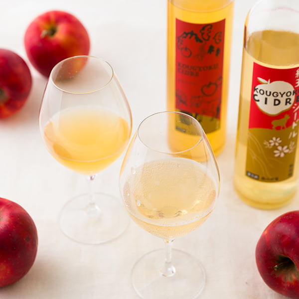 名称 果実酒、果実酒（発泡性） 内容量 紅玉シードル500ml 2本 原材料 りんご（山形市天童市産）、品種名：紅玉100% アルコール 7% 酒類の商品在庫について メーカーの在庫状況により、ご注文確定後であっても商品が欠品となってしまう場合がございます。その場合は当店よりメールにてご連絡させていただき、ご注文をキャンセルとさせていただきます。誠に勝手ではございますが、ご理解いただきますようお願い申し上げます。 製造者 あべの実（山形県天童市） のし 対応可（名入れ不可） お届け時期 1週間前後でお届け お届け方法 ご注意 ●納品書、請求書など金額の分かるものはお入れしておりません。 ●パッケージ・外装箱等は予告なく変更となる場合がございます。山形の紅玉シードル500ml2本 今回ご紹介するのは、山形県天童市産の紅玉りんごを使用した、あべの実のシードル4種類です。紅玉ならではのキリッとした酸味と華やかな香りを活かし、微炭酸・炭酸なし・ドライ・スイートと、それぞれ異なる個性に仕上げられています。爽やかに楽しめるものから、食事に寄り添うもの、デザート感覚で味わえるものまで、その日の気分やシーンに合わせて選べるのも魅力。りんご本来の美味しさを大切に、丁寧に醸されたシードルは、どれもすっきりとした飲み心地で、幅広い方にお楽しみいただけます。山形の風土が育んだ紅玉の魅力を、ぜひ飲み比べでご体感ください。 テイスト別4種類のご紹介 お好みに合わせてお選びいただける4つの組み合わせをご用意しました。ぜひ、それぞれの味わいをお楽しみください。 微炭酸（スイート） やさしい泡立ちとふんわりとした甘みが特徴の微炭酸スイートタイプ。紅玉りんごの爽やかな酸味が甘さを引き立て、軽やかでフルーティーな飲み心地を楽しめます。初心者の方やアルコールが得意でない方にも親しみやすい仕上がりです。チーズやフルーツを使った前菜、スイーツとの相性も抜群の1本です。 微炭酸（ドライ） 控えめな泡立ちとシャープな酸味が際立つ微炭酸ドライタイプ。紅玉りんごの自然な風味が広がり、すっきりとした後味が魅力です。揚げ物や肉料理などの濃い味付けの料理ともバランス良く調和し、食中酒としてもおすすめです。大人の洗練された味わいを堪能できる1本です。 無炭酸（スイート） 炭酸を加えず、紅玉りんごのやさしい甘みをじっくり味わえるスティルタイプ。フルーティーで穏やかな酸味が口の中に広がり、落ち着いた飲み心地が楽しめます。デザートやティータイムのひとときにぴったりで、甘口のワイン感覚で気軽に味わえる1本です。 無炭酸（ドライ） 炭酸なしのシンプルな仕上がりで、紅玉りんごのシャープな酸味をしっかりと堪能できる無炭酸ドライタイプ。すっきりとした後味と控えめな甘さが料理の味を引き立てます。和食や煮込み料理、さらには肉料理との相性も抜群で、シーンを選ばず楽しめる1本です。 生産者「あべの実」様の紹介 「あべの実」は、山形の豊かな風土と向き合いながら、紅玉りんごの個性を活かしたシードルを手がけています。かつて「りんごといえば紅玉」と言われた時代がありました。酸味が強く加工向けとされることが多い紅玉ですが、現在でもその独特の風味を愛するファンが多い品種です。生産者の阿部さんもまた、紅玉に魅了された一人。紅玉の栽培に携わり、その魅力をさらに広げるため、生食だけでなくシードルとして加工し、販売を始めました。 さらに、4種類それぞれに異なるラベルが用いられており、描かれているイラストにも一つひとつ想いが込められています。カモシカが野山を歩き、雪解けに福寿草が咲く。味わいだけでなく、視覚からも楽しめるのが魅力。自然を愛し、共に生きる農家の想いを形にしたシードル。シンプルだからこそ、ごまかしがきかないシードルづくりに向き合い続ける姿勢が、その一本一本に表れています。 取材スタッフより 東京で長く経験を積まれた後、紅玉の魅力に惹かれ、故郷・山形で栽培からシードルづくりまで手がける生産者さん。静かで穏やかな語り口の奥に、紅玉への深い愛情と強い情熱、そして行動力を感じました。実際に味わうと、その想いがそのまま表現されているような仕上がりで、「これは届けたい」と素直に思えたシードルです。 山形の風土が育んだ紅玉の魅力を、ぜひ飲み比べでご体感ください。