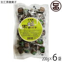 【名称】加工黒糖菓子 【内容量】200g×6袋 【賞味期限】製造日より8ヶ月（※未開封時） 【原材料】粗糖(沖縄産)、黒糖(沖縄産) 【保存方法】高温多湿、直射日光を避けて密封して冷暗所にて保存して下さい。 【お召上がり方】袋から出し、そのままお召し上がりください。【栄養成分表示】(100gあたり)エネルギー：380kcal・糖質：94.6g・水分：3.3g・カルシウム：280mg・鉄：1.2g・ナトリウム：11mg・カリウム：390mg・マグネシウム：39mg【JANコード】4515799624116 【販売者】株式会社オリーブガーデン（沖縄県国頭郡恩納村） メーカー名 上地屋 原産国名 日本 産地直送 沖縄県 商品説明 【黒糖とは】サトウキビの正式名称は甘蔗（「かんしゃ」俗には「かんしょ」）トウモロコシに似たイネ科の多年性植物で、高温多湿を好み、年間平均気温が20℃以上の土地でよく育ちます。沖縄の豊かな太陽・海・雨の亜熱帯の自然に恵まれ、ミネラルやビタミンを多く含むサトウキビは、琉球王朝時代から今日まで沖縄の農業に基幹産業としえ、沖縄の経済を深く支えてきた作物です。そのサトウキビの搾り汁をそのまま煮詰めたのものを黒糖(黒砂糖・方言でくろざーたー)と言います。精製された上白糖に比べ、カリウムや各種ミネラルを豊富に含むのが特徴です。【カラダにいいおやつ】黒糖と白糖の違いは？・・・玄米と白米の違いと同じです！沖縄のお茶受けの定番といえば黒砂糖！！手造り黒糖工房上地屋は、県内で初めてひとくちタイプの黒糖を製造、販売いたしました。後味のよい上地屋の加工黒糖は、個包装となっておりますので、食べたい分だけお召し上がりになれます。まろやかな黒糖の甘みが、お茶やコーヒー、紅茶にとてもよく合います。当店では、スタッフ全員が「黒糖ってこんなに美味しいんだ！！」と絶賛していた商品です。 安全上のお知らせ ※開封後はお早目にお召し上がりください。ネコポス便で配送予定です着日指定：×不可 ギフト：×不可 ※生産者より産地直送のため、他商品と同梱できません。※納品書・領収書は同梱できません。　領収書発行は注文履歴ページから行えます。 こちらの商品は全国送料無料です