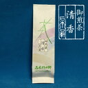 宇治煎茶【清香】 100g入り 毎日のお茶に美味しく召し上がって頂けます。 夏場は、氷を入れたグラスに濃い目の煎茶を注いで美味しく召し上がっていただけます。 ★約80℃のお湯で1分程度抽出、最後の一滴まで注いでください。←ココ大事です！　 ★アイスの場合お湯を少なめにし2分程度抽出、氷を入れたグラスに注いで下さい。 ★水出し緑茶の場合、【常温水】で冷蔵庫で3時間以上ゆっくり抽出させてお召し上がりください。 【20gの茶葉に1リットルが目安です】 【メール便対応可能になりました】 ★メール便の場合はパッケージが変わります。 【メール便】をご利用の場合はご注文の際に配送方法を変更する必要があります！ メール便は【あす楽】・代金引換・配送時間指定は出来ません。【あす楽_土曜営業】 商品説明名称煎茶原材料 緑茶産地名京都府宇治市 内容量100g(リーフ)保存方法高温・多湿を避け夏場は冷暗所にて保存 賞味期限6か月 製造元石本川口軒茶舗 【簡単オシャレ】水だし出来ます【ハリオ】フィルターインボトル 水出しでエピガロカテキンを摂取煎茶には血管の動脈硬化を防ぐ栄養素『エピガロカテキンガレート』が多く含まれています。しかし、緑茶には『エピガロカテキンガレート』だけでなく様々な健康に効果が期待できる栄養素が含まれており、それらは温度によって抽出出来る栄養素が違う事も解っています。一煎目は少し湯冷まししたお湯で味を楽しみ、二煎目は高温で『エピガロカテキンガレート』を摂取するのがおススメです。( ^^) _旦~~