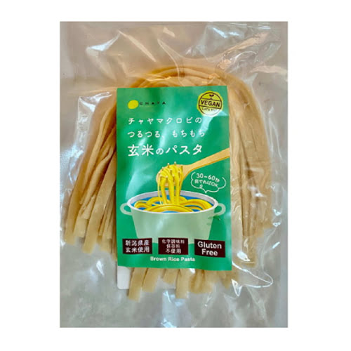 ■商品名：玄米パスタ（太麺） ■内容量：100g ■賞味期限：製造日より1年 ■メーカー：チャヤ マクロビオティックス ■原材料：うるち玄米（新潟県産）、馬鈴薯デンプン（国産）、さといも（新潟県産） ■商品詳細： 私たちチャヤ マクロビオティックスは、江戸時代から伝わる葉山の老舗料亭「日影茶屋」から誕生しました。 国産有機玄米にこだわり、有機・特別栽培の野菜や、豆、海藻を使った料理を提供しています。 肉・卵・乳製品・白砂糖・化学調味料を使わずにつくった、体にやさしく、見た目に楽しい料理をお届けします。 動物性堆肥不使用の安心・安全な玄米使用しています。 4つの安心（残留農薬・硝酸態窒素・カドミウム・ヒ素全て検査・非検出）を提供致します。 玄米粉を使用したグルテンフリーの麺になります。 さといも効果でつるつる、もちもち、とした食感をお楽しみいただけます。 茹で時間が短く、忙しいときの時短料理に最適です。