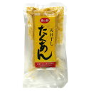 ■商品名：天日干したくあん ハーフサイズ■メーカー：海の精■内容量：1個詰(150g以上)■賞味期限：開封前 1年■原材料：大根（宮崎県）、漬け原材料〔米ぬか、食塩、とうがらし〕■商品詳細：〇宮崎県産の契約農家で特別栽培した大根を、農薬を使わずに栽培した米ぬか、伝統海塩「海の精」、少量の有機とうがらしに漬け込みました。大根をよく天日に干して甘味や旨味を引き出した、発酵タイプの本格たくあんです。〇ポリポリと噛みごたえがあり、干し大根の自然な甘味と旨味に、伝統海塩「海の精」のやさしい塩味がよくなじんで、昔なつかしい味わいです。砂糖や酵母エキスなどは一切使用していません。〇ごはんのおとも、お茶うけだけでなく、和えもの、炒めもの、寿司など、料理素材としても幅広くご活用いただけます。〇すべての原料は、塩まで含めて国産です。〇すべての塩（塩分）は、伝統海塩「海の精」を使用しています。〇すべての食品添加物は、化学調味料（アミノ酸等）、甘味料、着色料をはじめ、いっさい使用していません。■栄養成分 （100gあたり）：エネルギー 76kcal、たんぱく質 2.0g、脂質 0.4g、炭水化物 16.1g、食塩相当量 4.9g