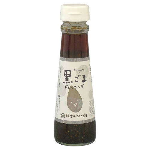 ■商品名：黒ごまドレッシング■内容量：150ml■原材料：醤油（小麦、大豆を含む）、米酢、砂糖（甜菜）、黒ごま、玉ねぎ、馬鈴薯デンプン、発酵調味料（米、米麹、食塩）、鰹だし■賞味期限：製造日より180日■メーカー：吉田ふるさと村■商品詳細：奥出雲吉田町産の黒ごまを使ったごまの風味豊かなドレッシングです。野菜は食物繊維が豊富で体に良いと言われます。ボイルしたささみと一緒にサラダがオススメです。黒ごまドレッシングの香ばしい風味が根菜とよく合います。根菜や鶏肉と相性がいいドレッシングです。根菜サラダの他、冷しゃぶサラダや豆腐サラダにかけてお召し上がりください。