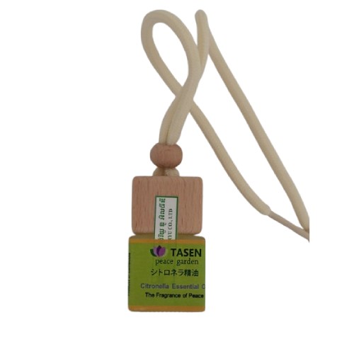 ■商品名：シトロネラ100％製油 ■内容量：7ml ■製造元：Tasen Peace Garden ■生産国：カンボジア ■商品説明：自社農園で栽培されたシトロネラの100％製油です。 【メール便（ヤマトメール便、ゆうパケット、定形外郵便）の注意点　※必ずお読みください】 ※送料は、最終の発送完了メールにてご確認をお願いします。※メール便は、ポスト投函のため代引・同梱不可、日時指定不可となります。また、ポストに入らない大きさの場合、配送業者持ち帰りとなります。※メール便の場合、万一、破損・紛失しても補償の対象外となります。また、厚み制限のため、緩衝材やプチプチを使用しない場合もありますので、その点をご了承いただいた上でご利用ください。※商品タイトルに記載以上の数量の購入や、他の商品も一緒に購入される際には、 宅配便に変更（宅配便の送料に変更）、または、別途追加料金が発生する場合がございます。※ 「ゆうパケット送料無料」と書かれた商品と宅配便の商品を同時にご注文された場合には、ゆうパケットで送れないため、宅配便でまとめてお送りします。 その際、表記上は「送料無料」と表示されますが、のちほど送料加算のご連絡をさせていただきます。 ※「ヤマトメール便」、「ゆうパケット」は追跡番号がありますが、定形外郵便は追跡番号がありません。※メール便には「ヤマトメール便」、「ゆうパケット」、「定形外郵便」がありますが、選択はできず、タイトル記載にあるメール便のみとなります。メール便の詳細はこちら（「メール便（ヤマトメール、ゆうパケット、定形外郵便）について」をご確認下さい）