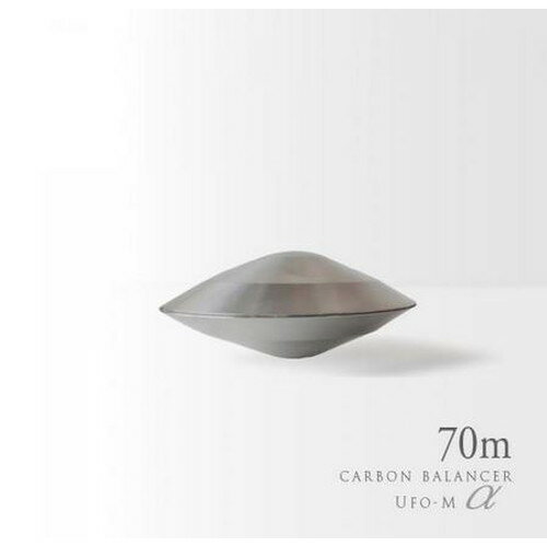 ■商品名：カーボンバランサーα UFO-M■サイズ:φ83.4×H36.2mm■メーカー：ヒーリング■素材:チタン■有効範囲:半径70m※「カーボンバランサーα UFO-M 70m」を中心として、半径70m以内の上下左右360度全方向が有効範囲となります。■有効期限:半永久的■商品詳細：電子の軌道を一瞬に整える 有効範囲 半径70m版。「カーボンバランサー」は、航空機部品加工の技術を極めた匠の手によるスタイリッシュなチタン容器に、ロシアより、電磁波対策として航空機に搭載されている強力な隕石をプラスしました。カーボンファイバーとテラヘルツ、バドガシュタイン鉱石、ゲルマニウム鉱石など数十種の天然鉱石を凝縮したパウダーを内包し、電磁波や地下からの地磁気、LED 照明などから心身を守り、からだの電子の軌道を調えるサポートをいたします。電子機器由来の電磁波の乱れを整える&nbsp;「カーボンバランサー」