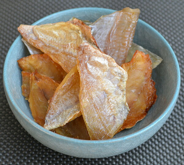 商品説明 商品名：贅沢干し 内容量：40g 原材料：連子鯛又はのど黒・醤油・味醂・酒 原産地：若狭湾沿岸 消味期限：冷凍保存で販売日より30日 製造業者：株式会社津田孫兵衛 　　　　　　　福井県小浜市小浜今宮12番地 のどぐろ　のど黒　ノドグロ　若狭ぐじ　ぐじ　甘鯛　サヨリ　さより　鮭　サーモン　鯖　焼き鯖　昆布締め　笹漬け　笹漬　ささ漬　ささ漬け　干物　一夜干し　刺身　ご当地　お取り寄せ　お試し　ギフト　名産品　お土産　おみやげ　福井　小浜　越前　若狭　鯖街道　北陸　新鮮　満天青空レストラン　旅サラダ　誕生日お祝い　内祝い　お返し　お祝い　津田孫兵衛若狭湾に揚がる小鯛は、姿形の美しさ、色合いの可憐さから縁起物としても尊ばれています。 若狭小鯛は標準和名を「キダイ（黄鯛）」といい、やや黄色をおびた薄紅色が特徴。 本州中部以南に分布し、福井県では年間通じて獲れる魚です。 津田孫兵衛で使用する小鯛は沢山の小鯛の中から厳選したものだけを使っております。 味わいは身が細かいため、皮が薄く、大変やさしい味になります！ 　