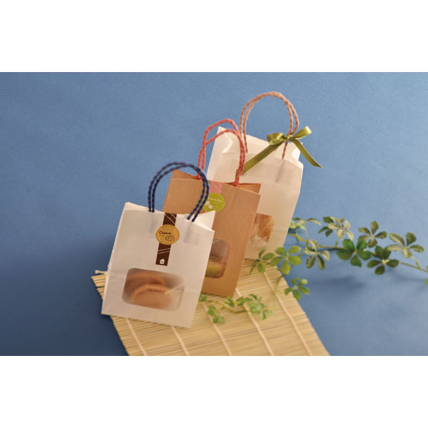 梅ちゃんshopのウィンドウミニバッグ　茶無地　赤【キーワード】窓付き手提げ紙袋、マチあり、見せるラッピング手提げ紙袋、クラフト袋、ラッピング、手提袋、紙袋、個包装用袋、包材、クッキー、マドレーヌ、フィナンシェ、マカロン、角底袋｜アングル2
